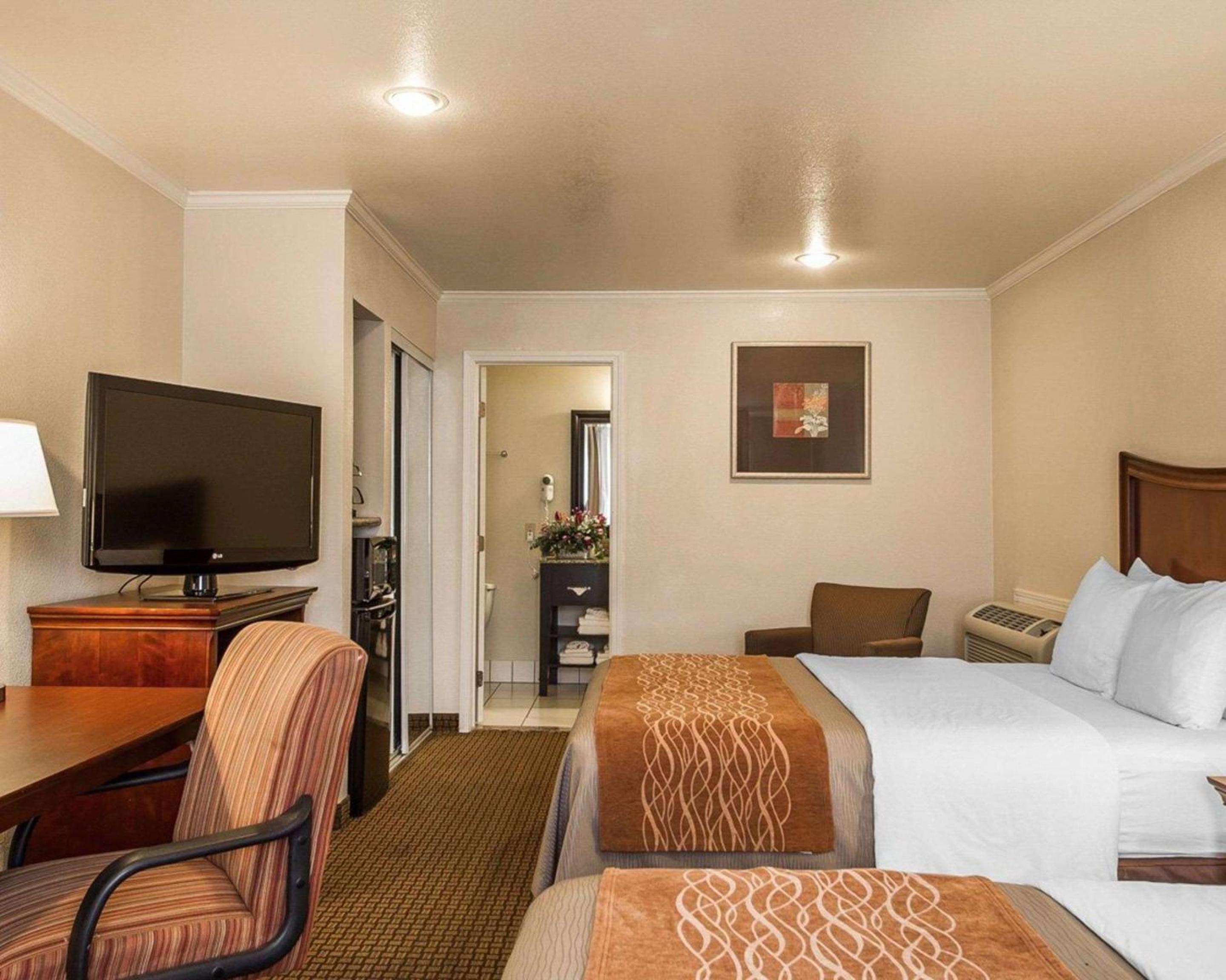 Queen Room with Two Queen Beds - Photo 4