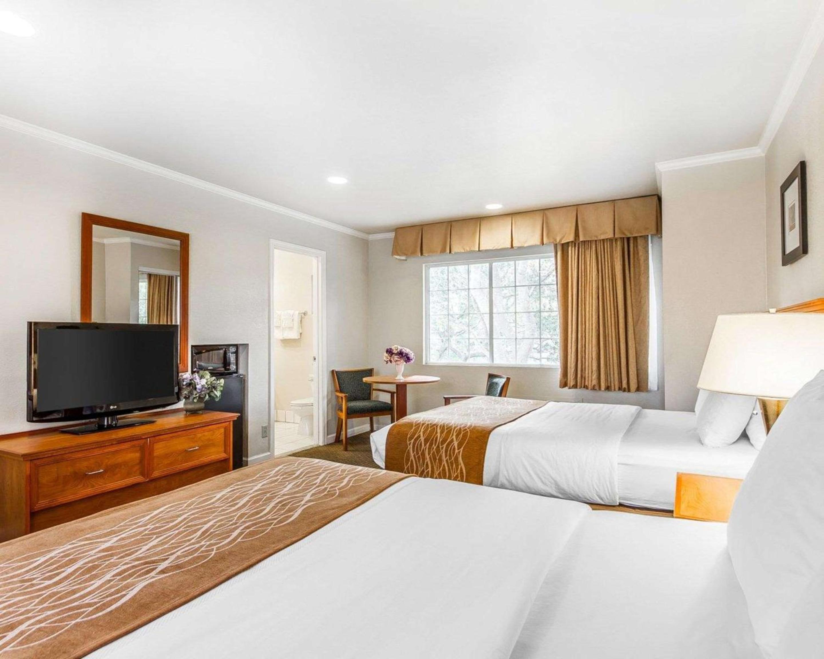 Standard Room with Two Queen Beds - Non Smoking - Photo 2