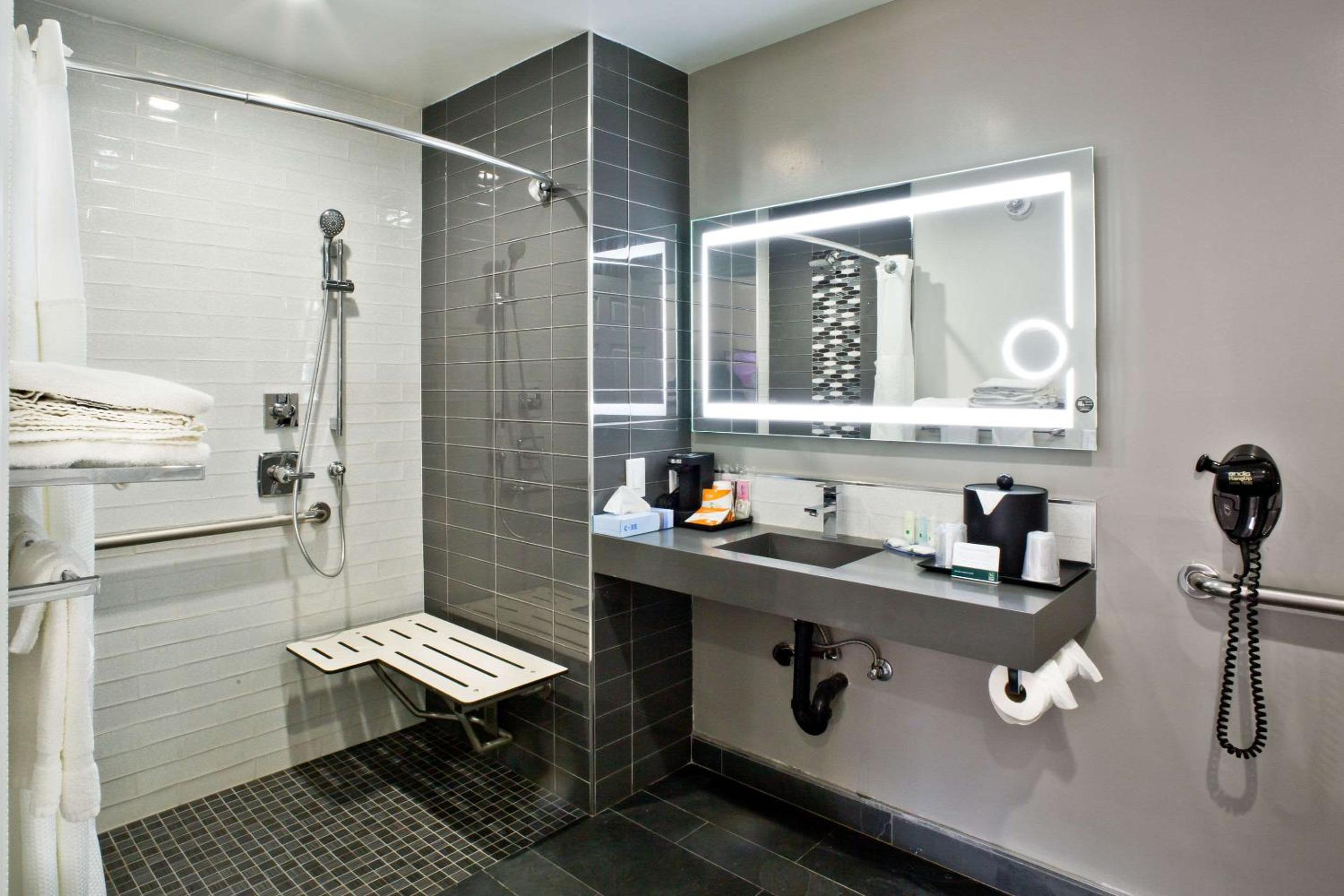 King Room Upgrade - Accessible/Non-Smoking photo 2