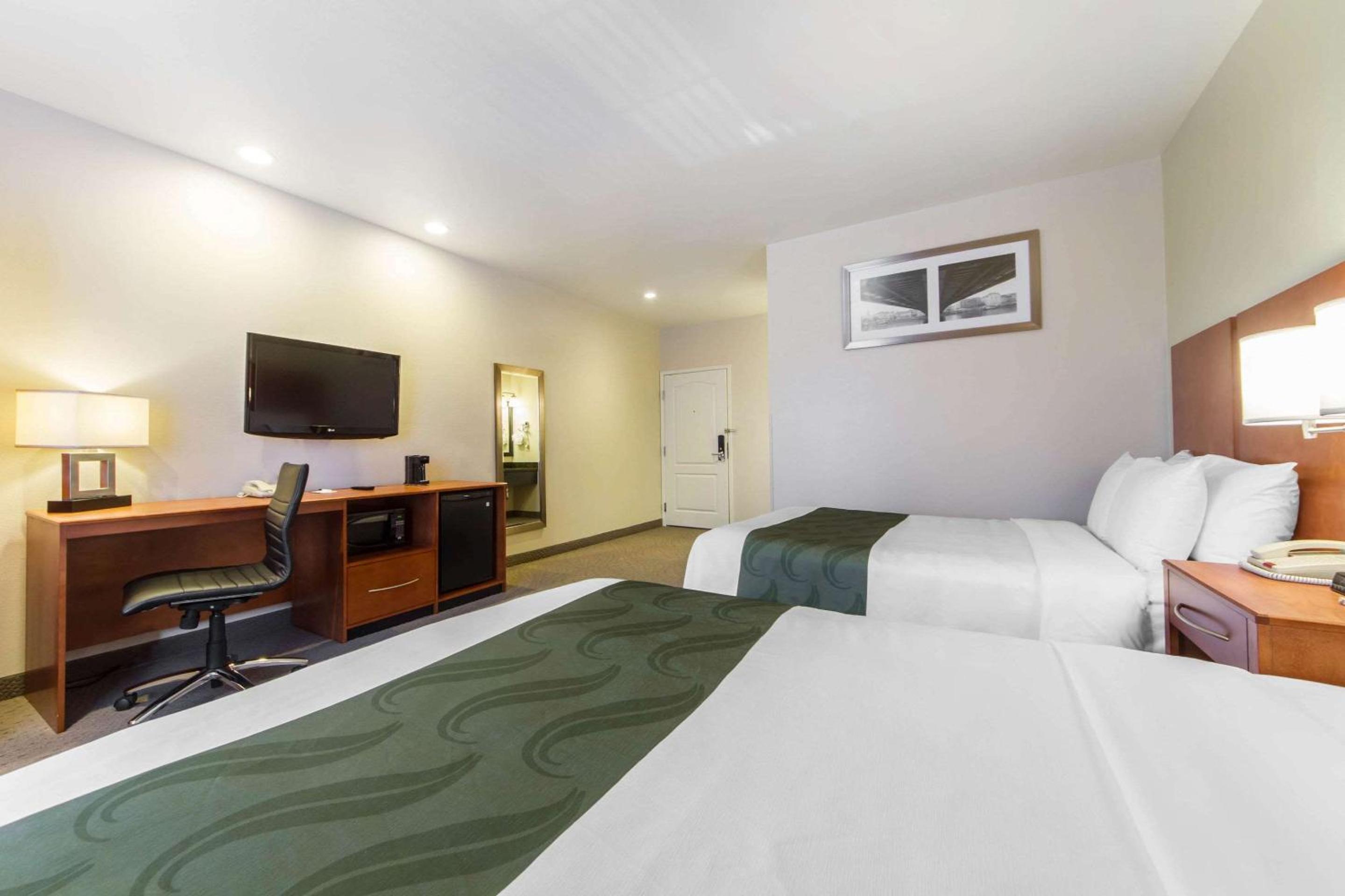 Queen Room with Two Queen Beds - Non-Smoking - Photo 1
