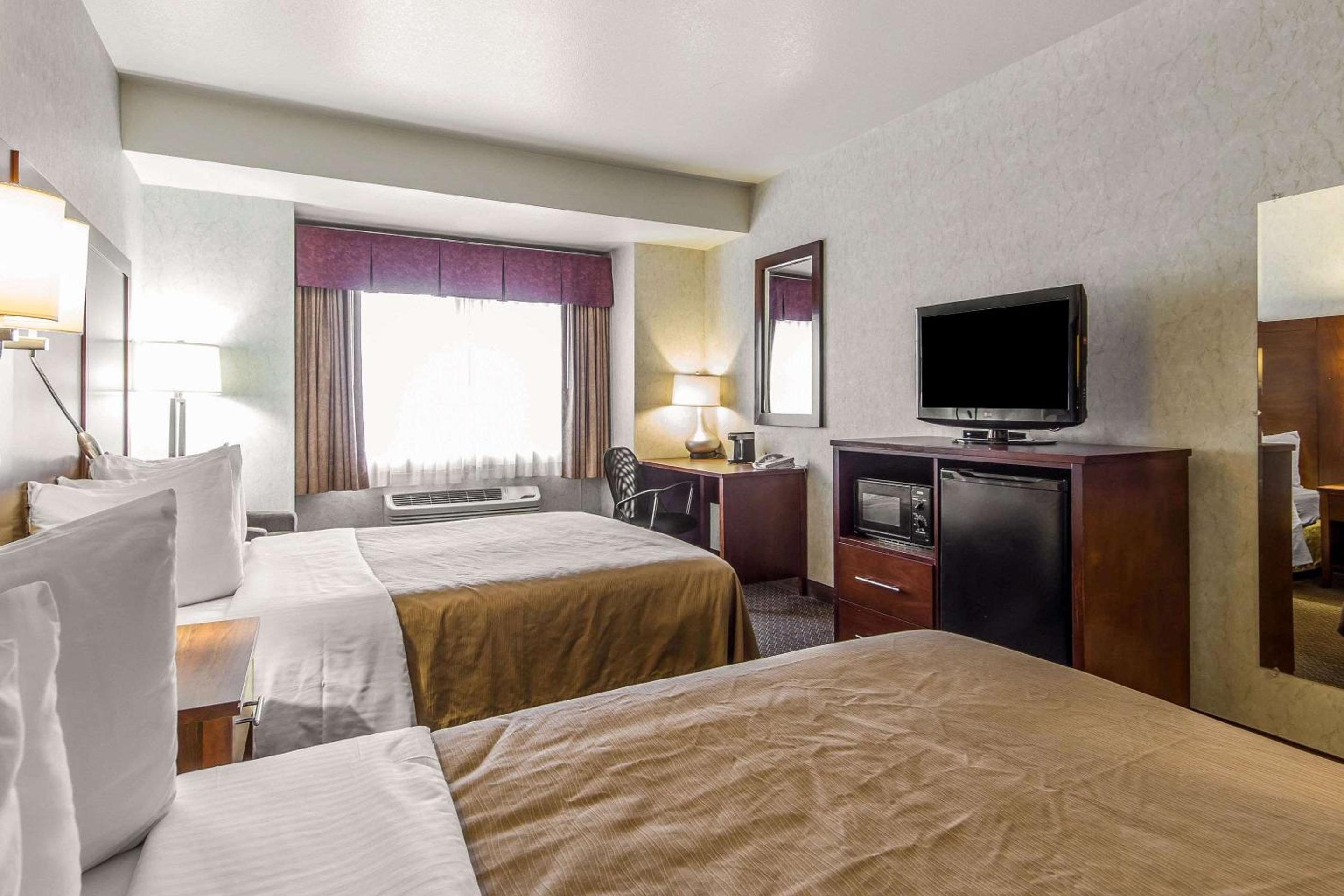 Queen Room With Two Queen Beds - Non-Smoking photo 1