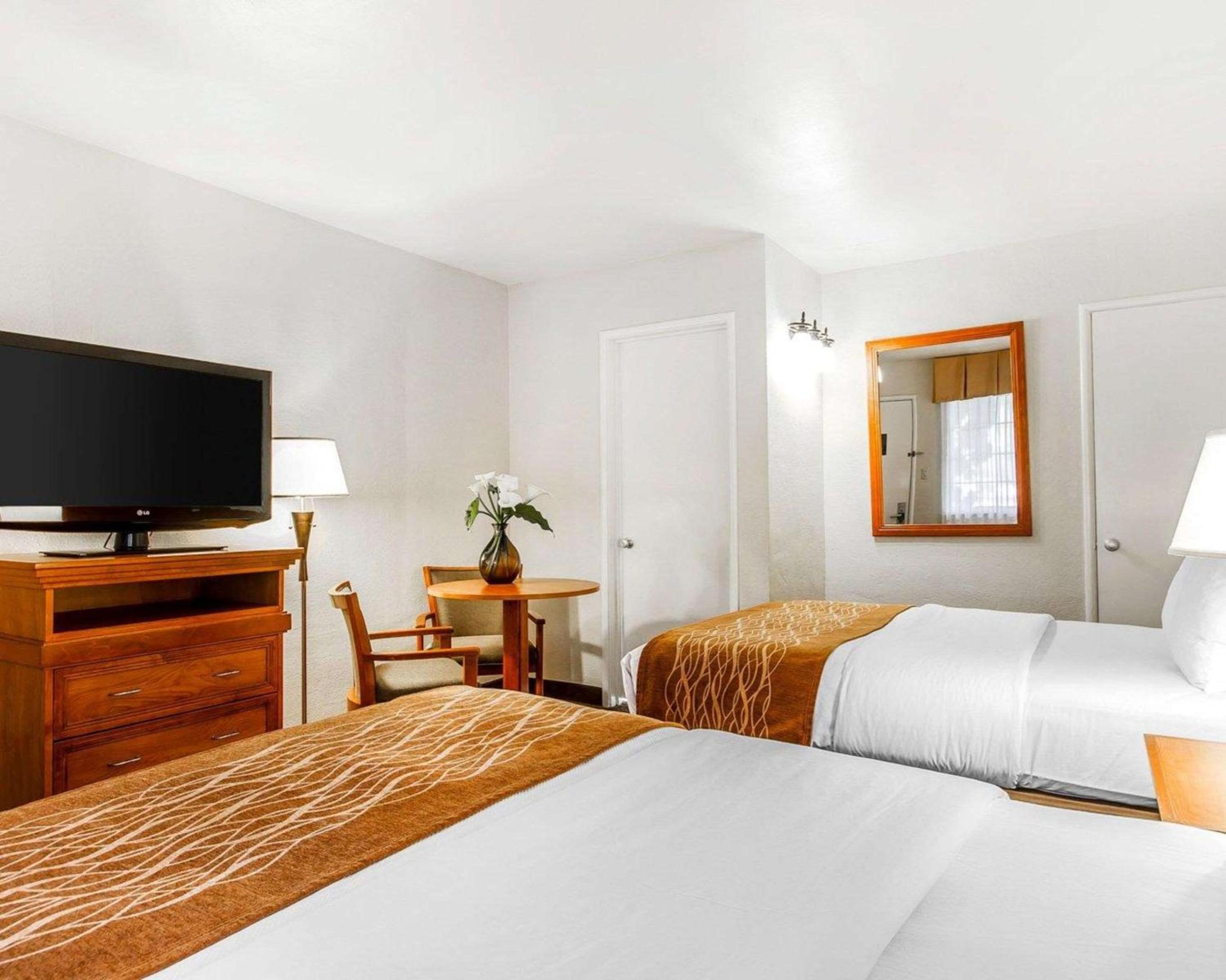 Standard Room with Two Double Beds Non-Smoking - Photo 3