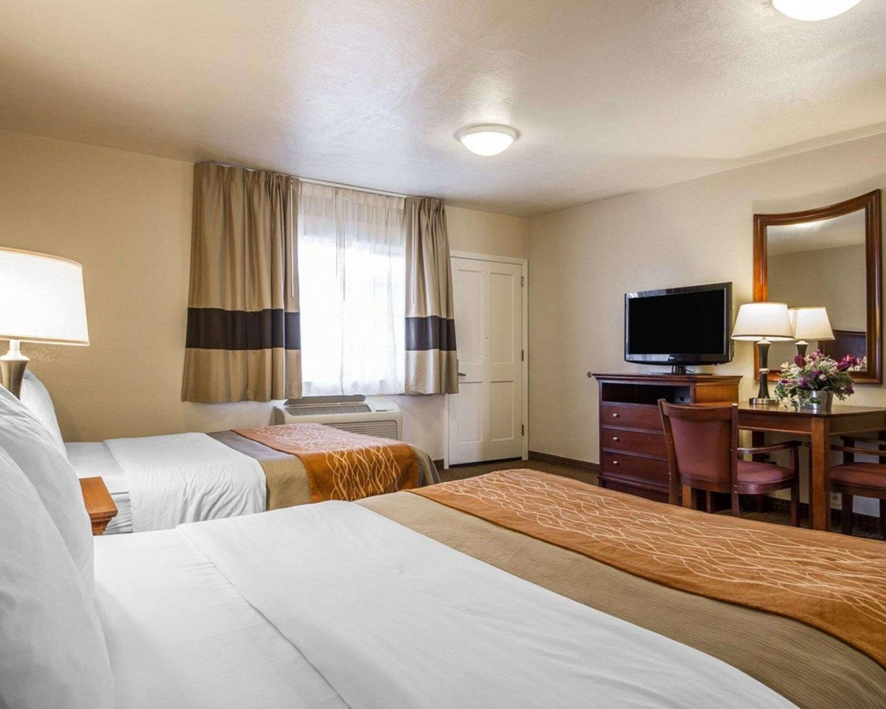Queen Room with Two Queen Beds - Photo 9
