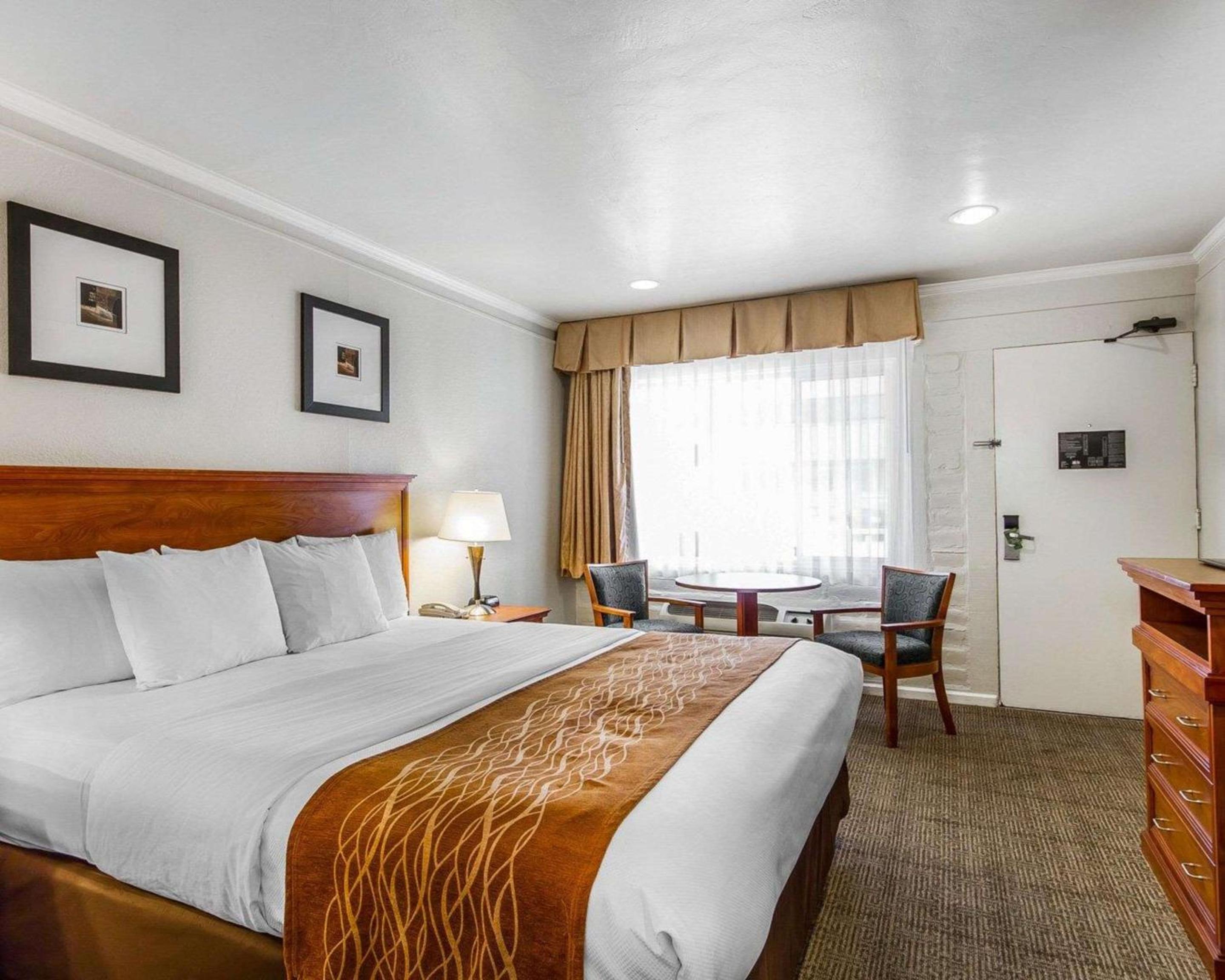 Standard Room With One King Bed - Non-Smoking - Photo 1