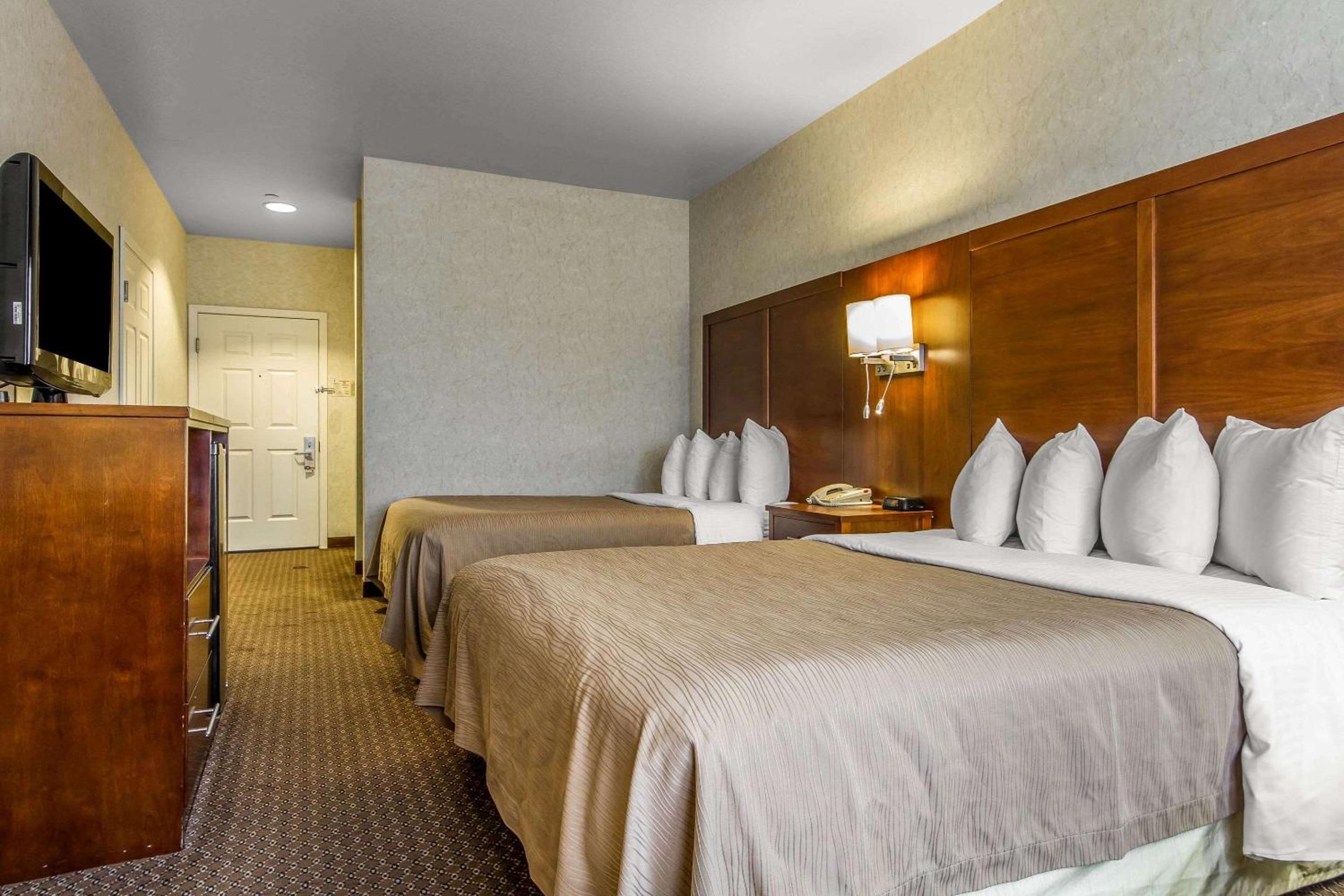 Queen Room With Two Queen Beds - Non-Smoking photo 2