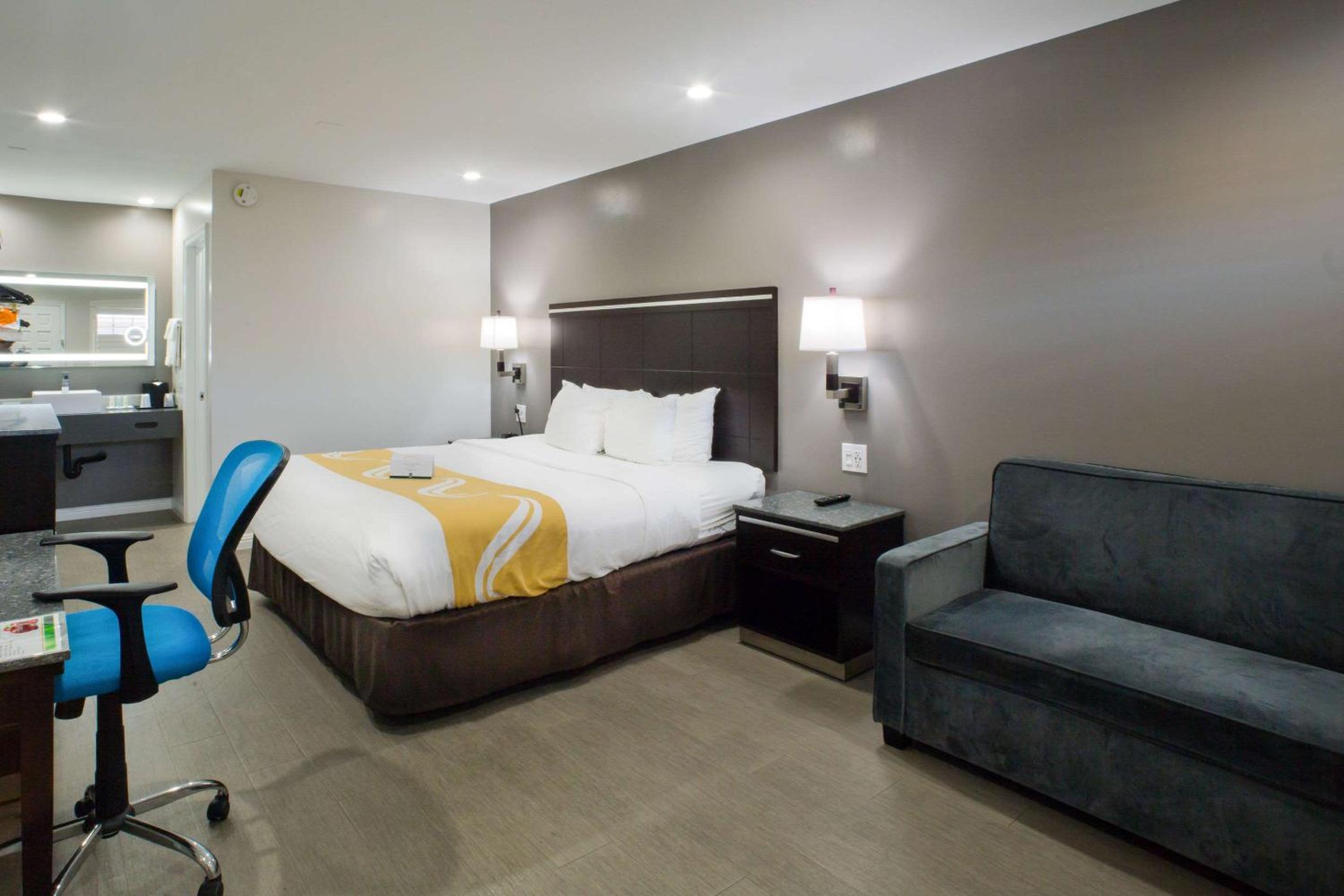 Standard King Room - Non-Smoking  - Photo 7
