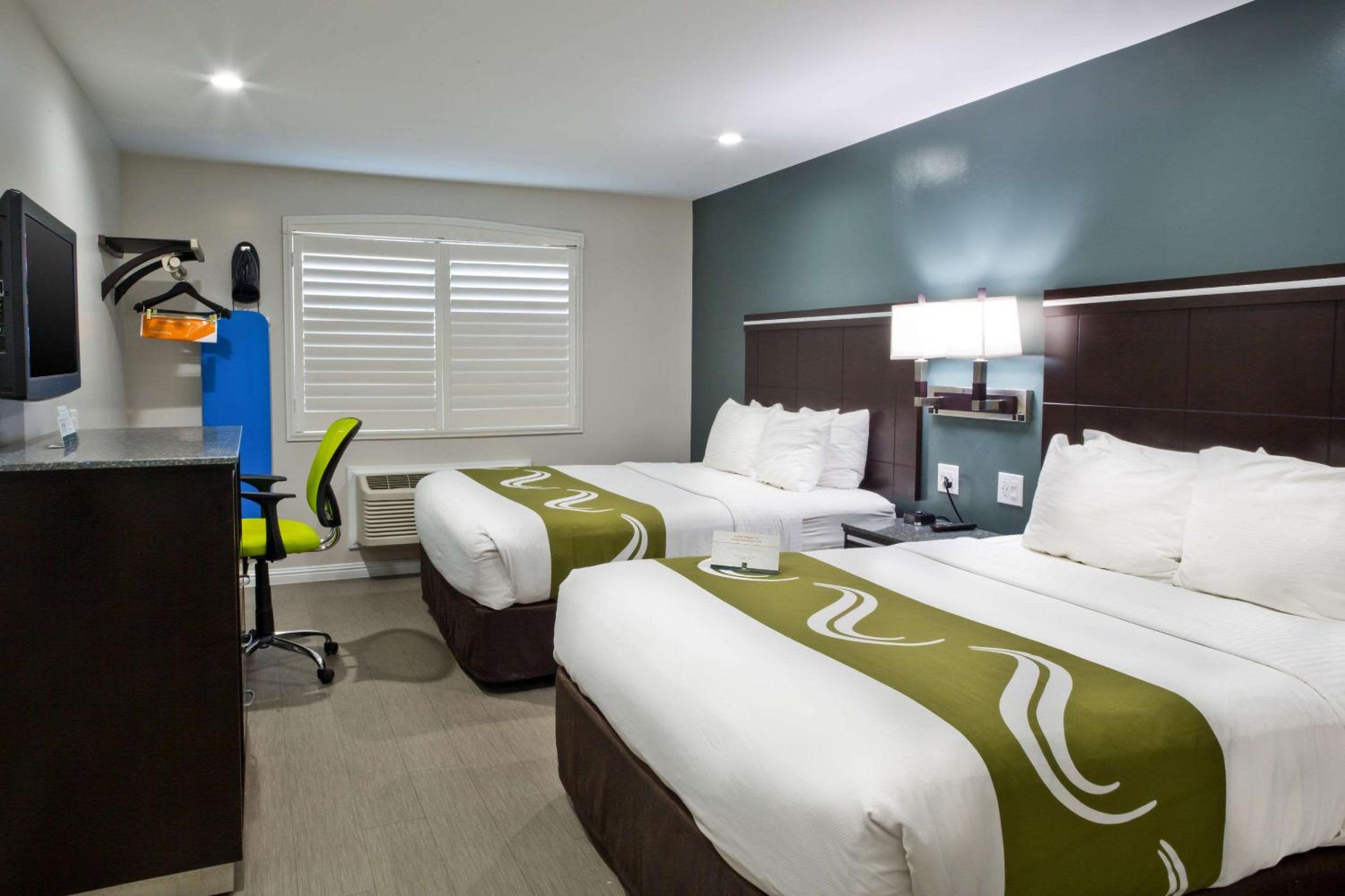 Queen Room with Two Queen Beds - Non-Smoking - Photo 5
