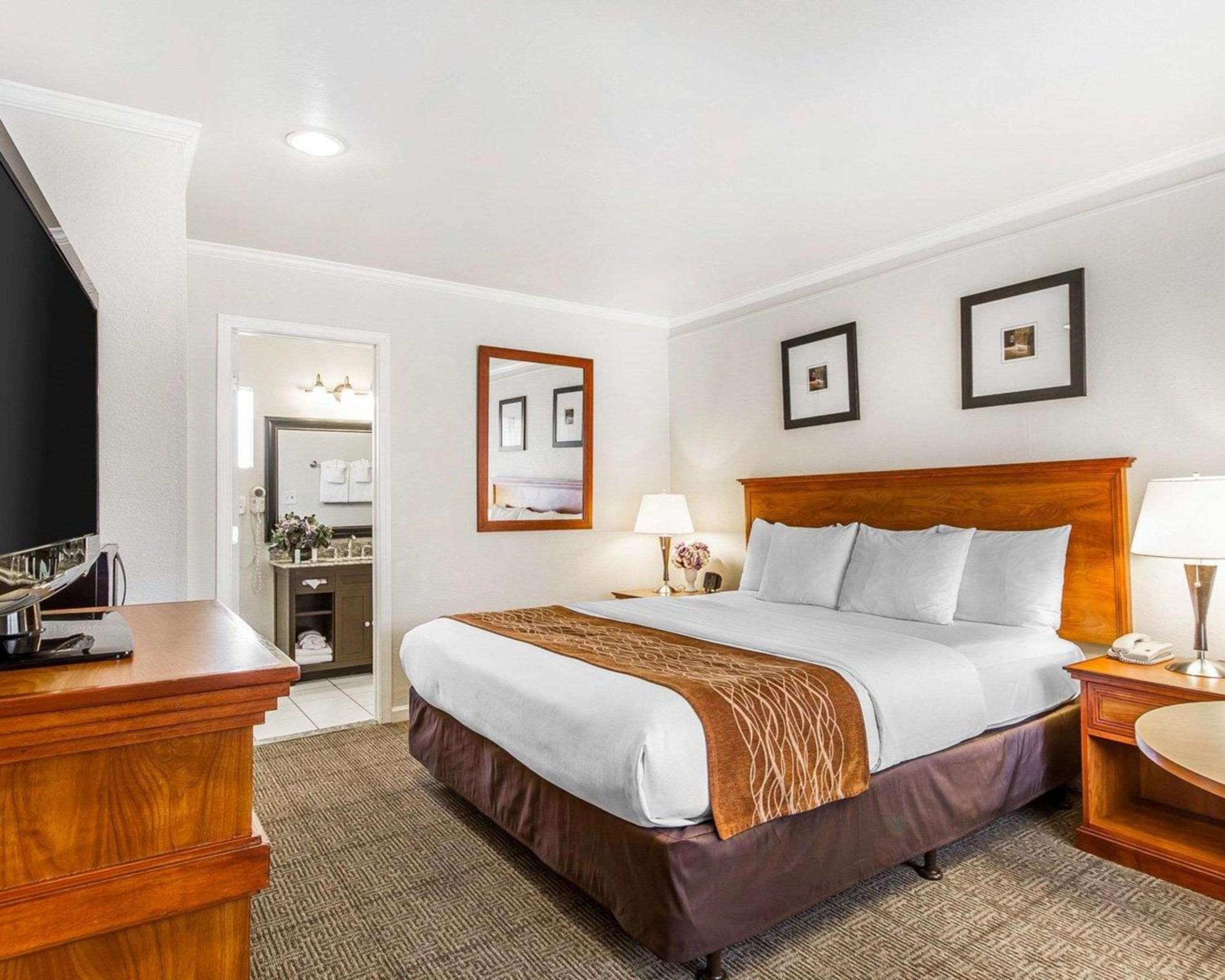 Standard Room With One King Bed - Non-Smoking - Photo 2