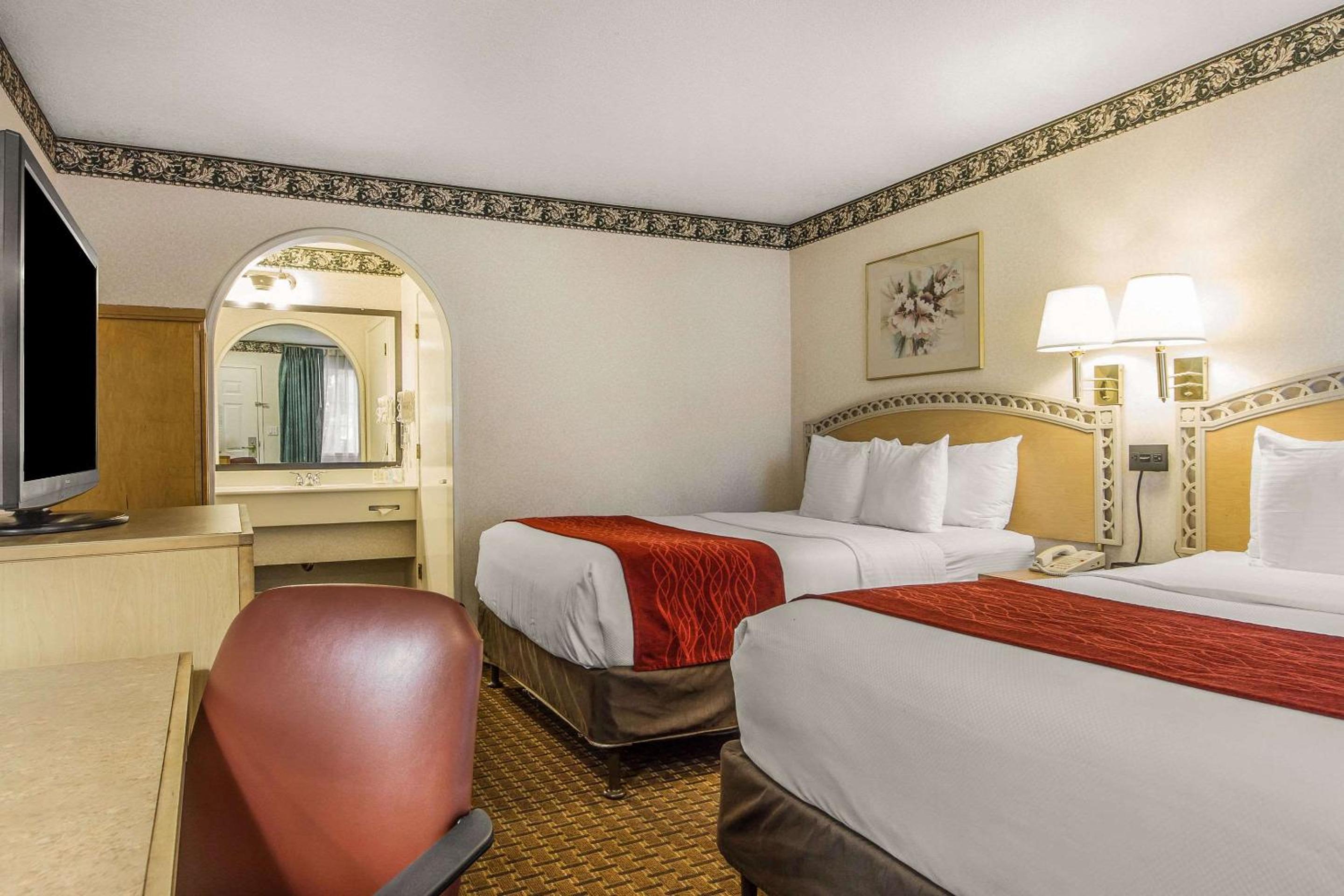 Queen Room with Two Queen Beds - Non-Smoking - Photo 3