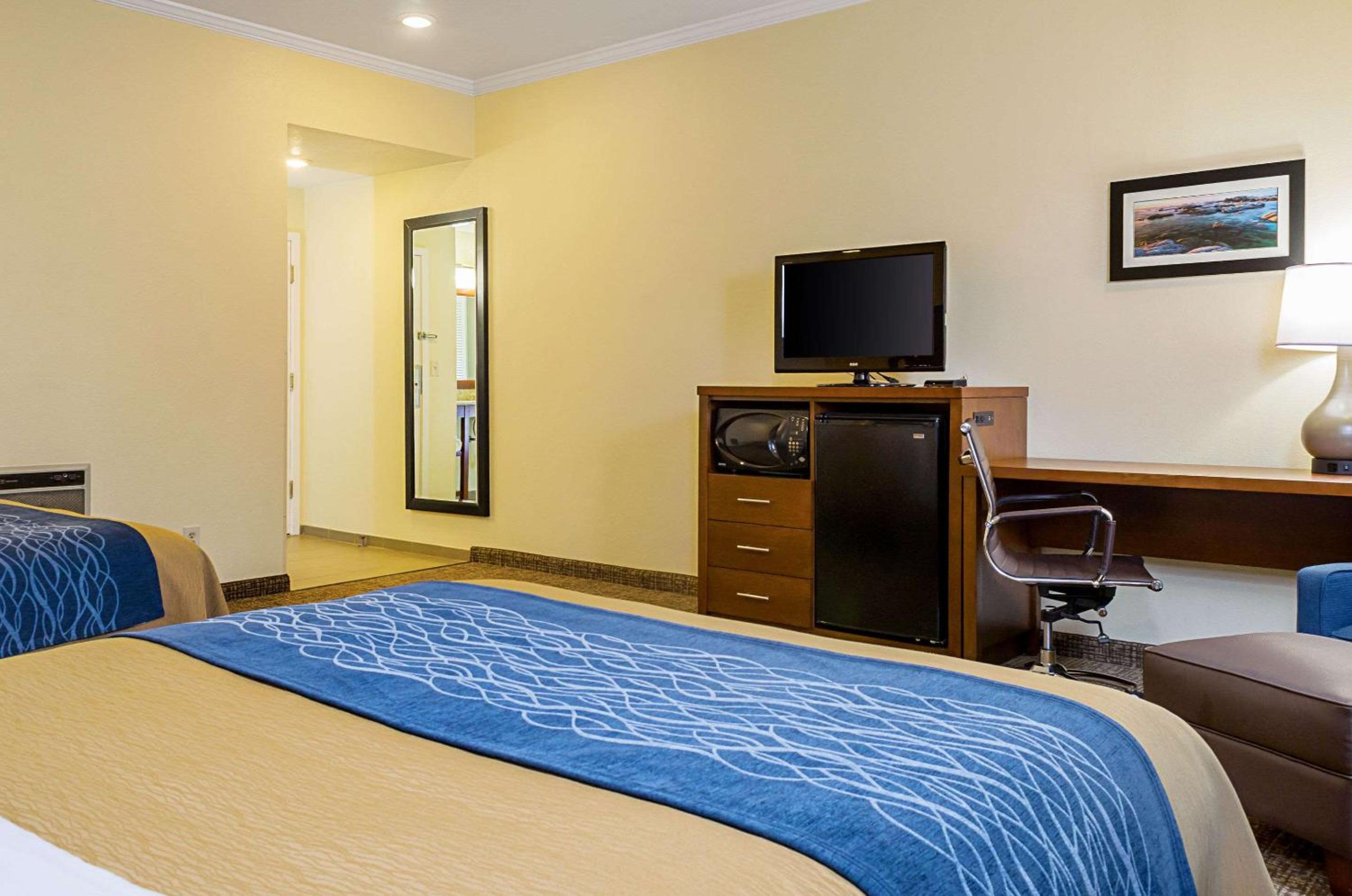Queen Room with Two Queen Beds - Non-Smoking - Photo 1