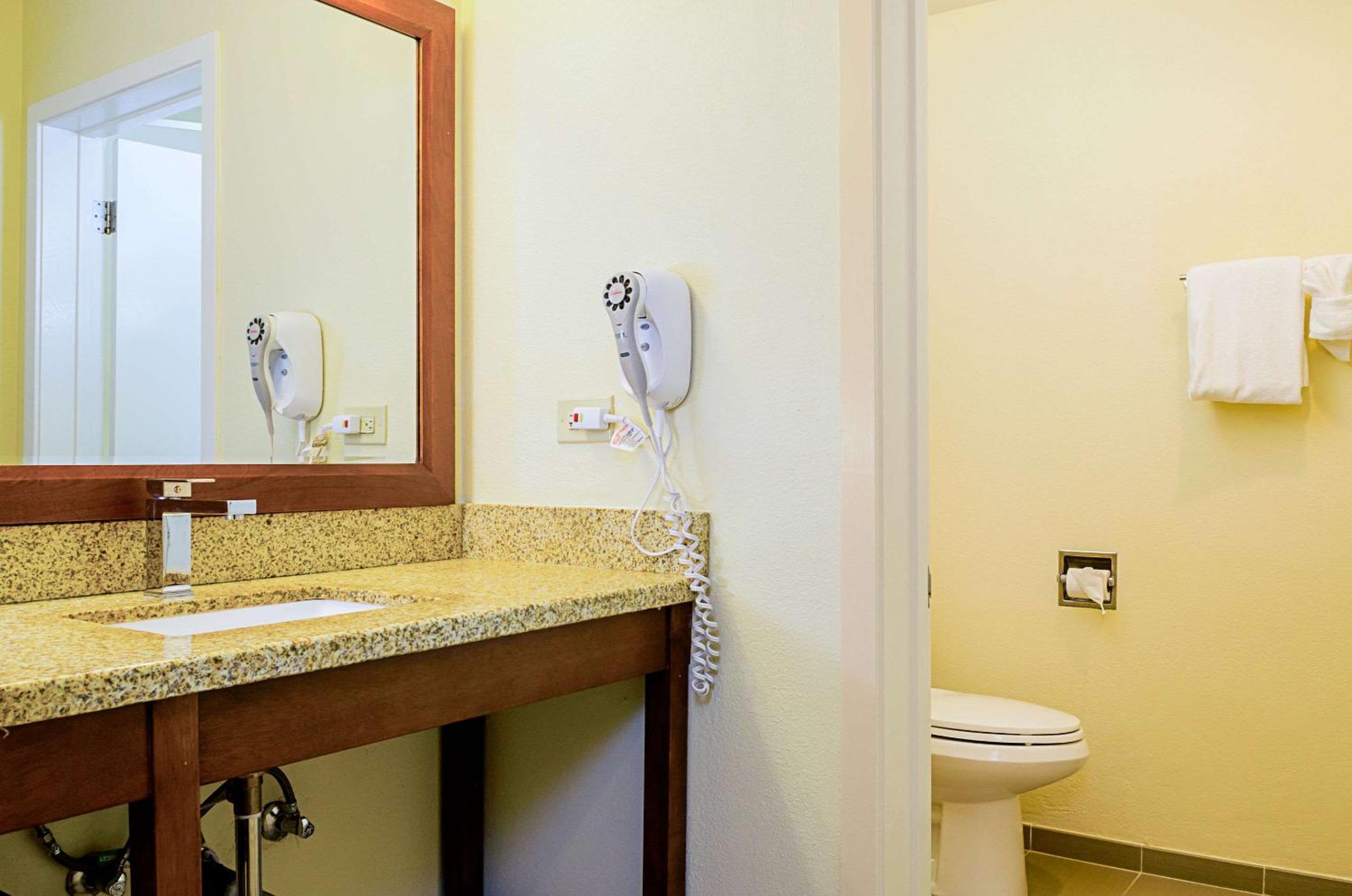 Queen Room - Non-Smoking - Photo 2