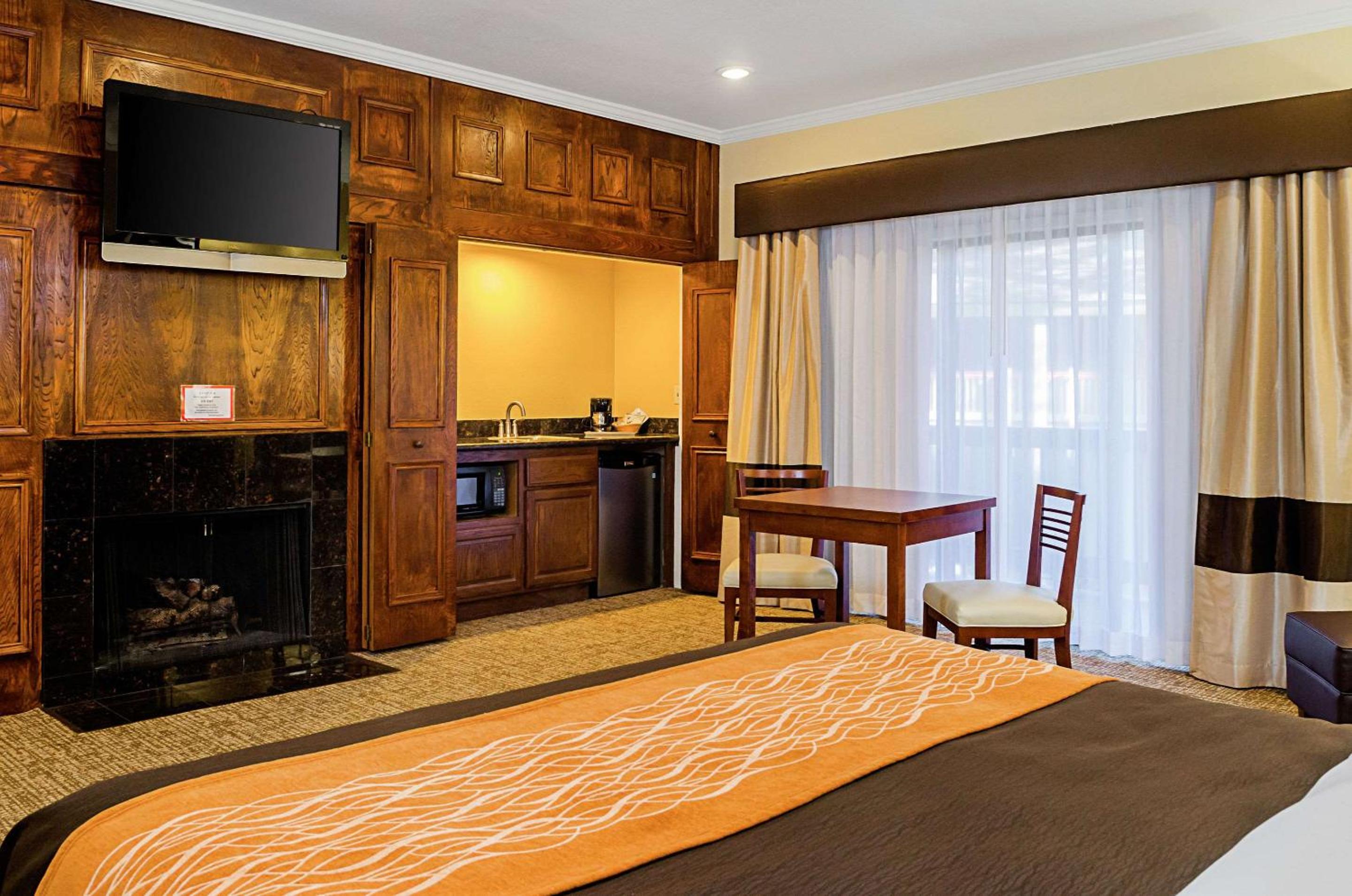 King Suite - Non-Smoking photo 1