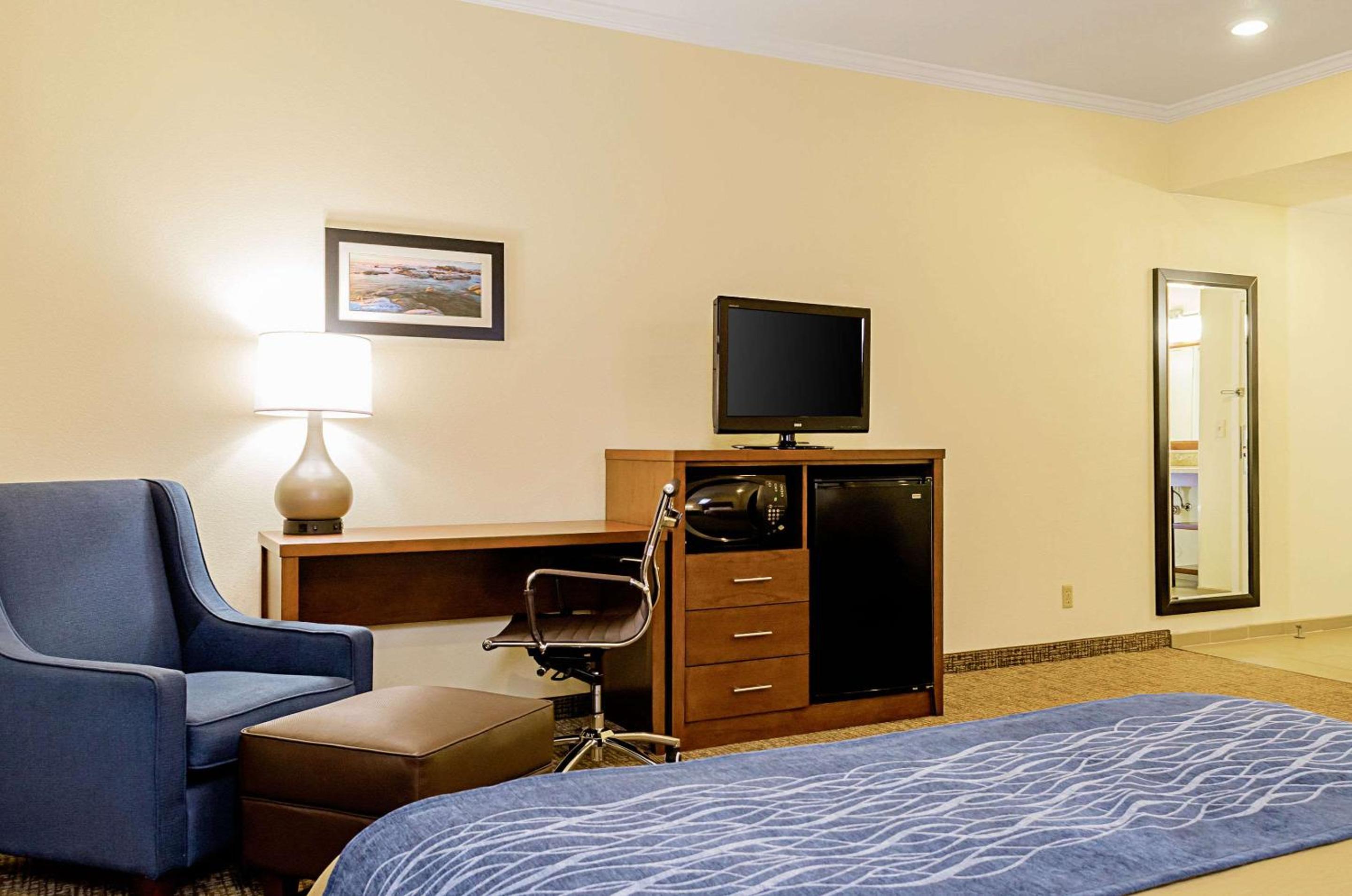 Queen Room with Two Queen Beds - Non-Smoking - Photo 9