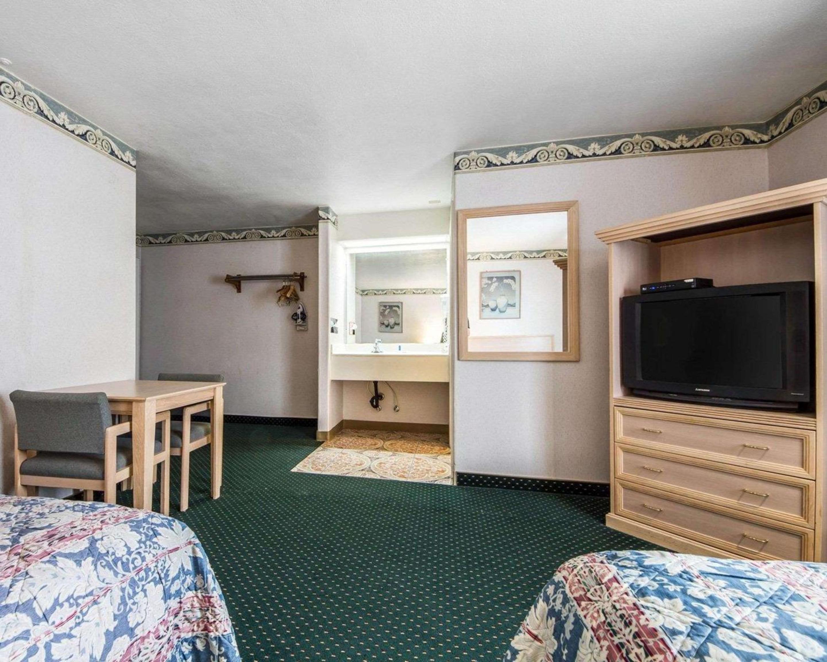 Non-Smoking Double Queen Room - Photo 1