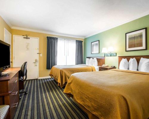 Queen Room with One Queen Bed and One Double Bed - Non-Smoking photo 1