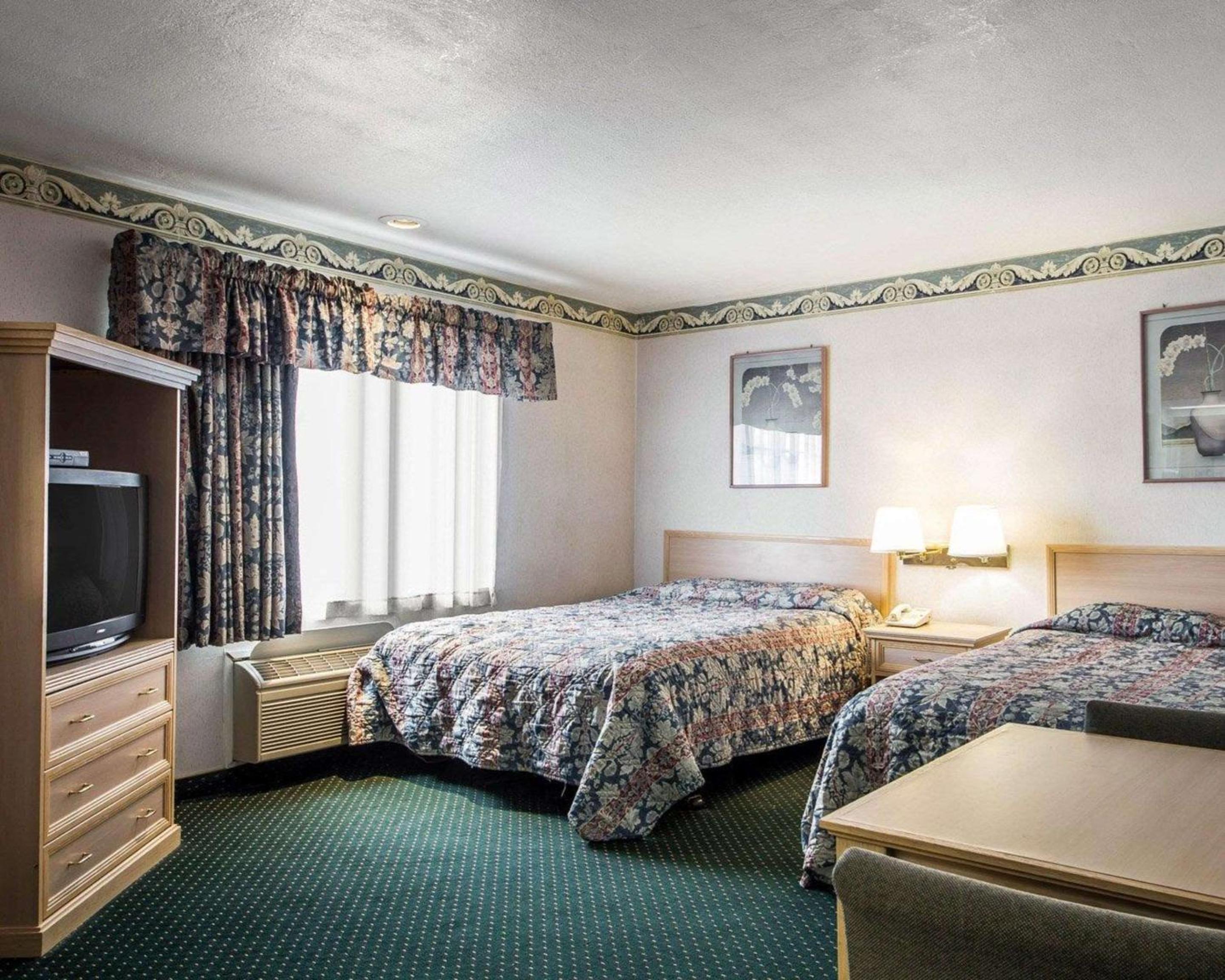 Non-Smoking Double Queen Room - Photo 2