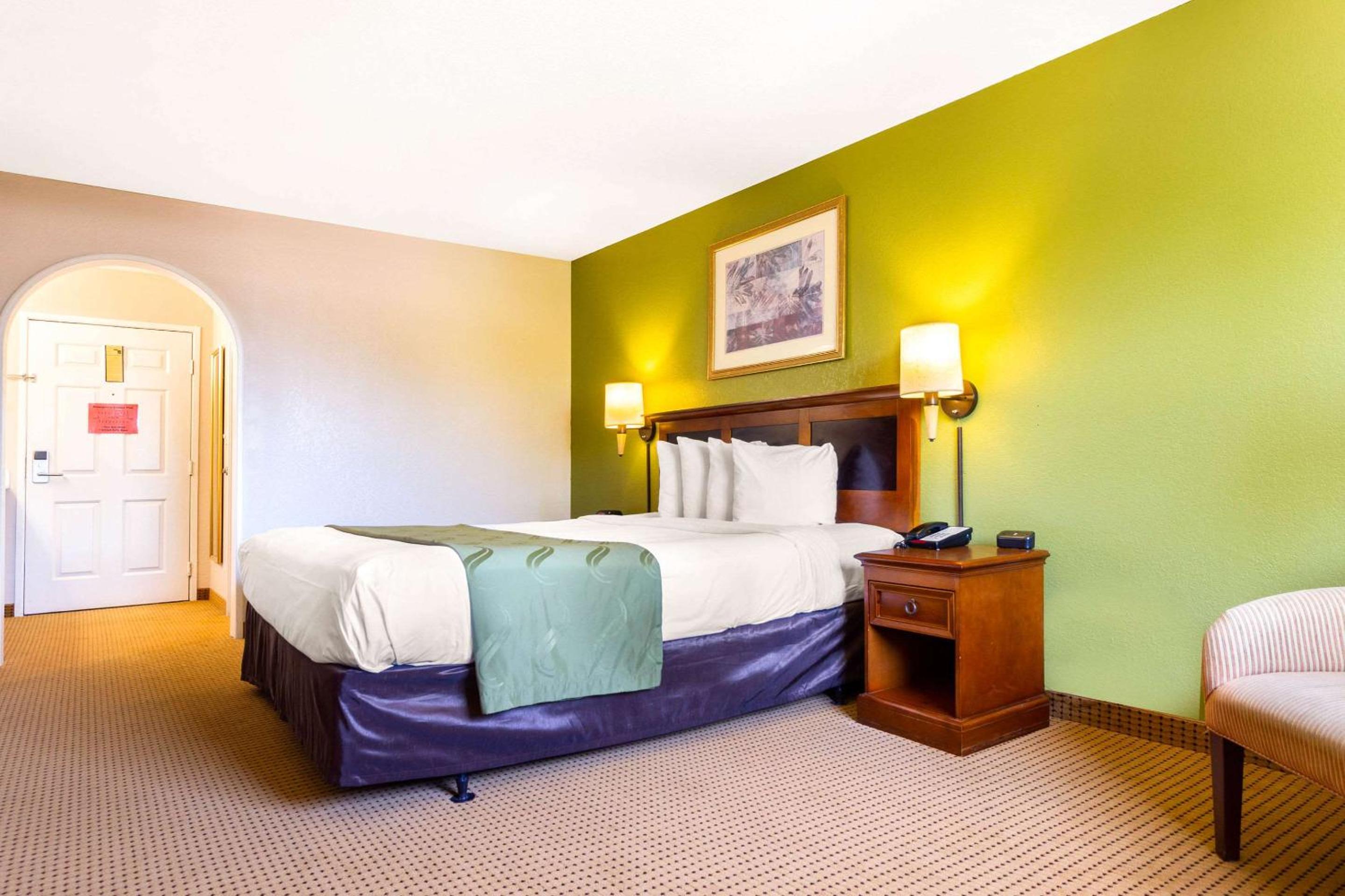 King Room - Non-Smoking - Photo 3