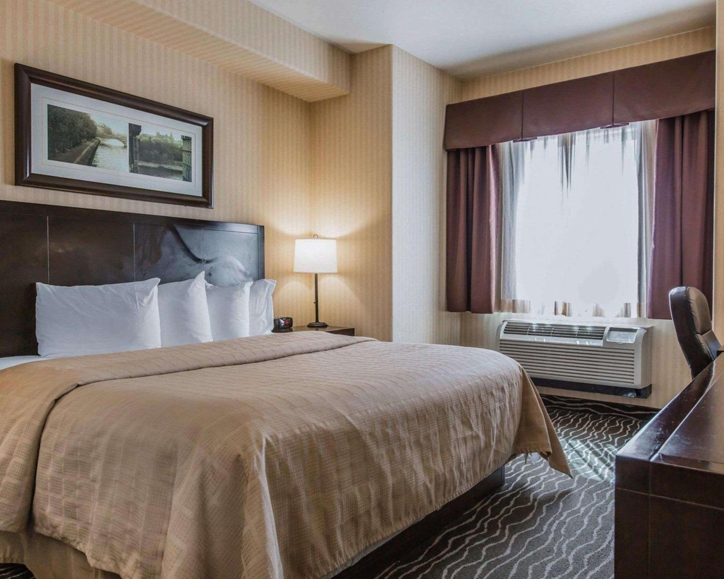 Standard Room, 1 King Bed, Non Smoking - Photo 4
