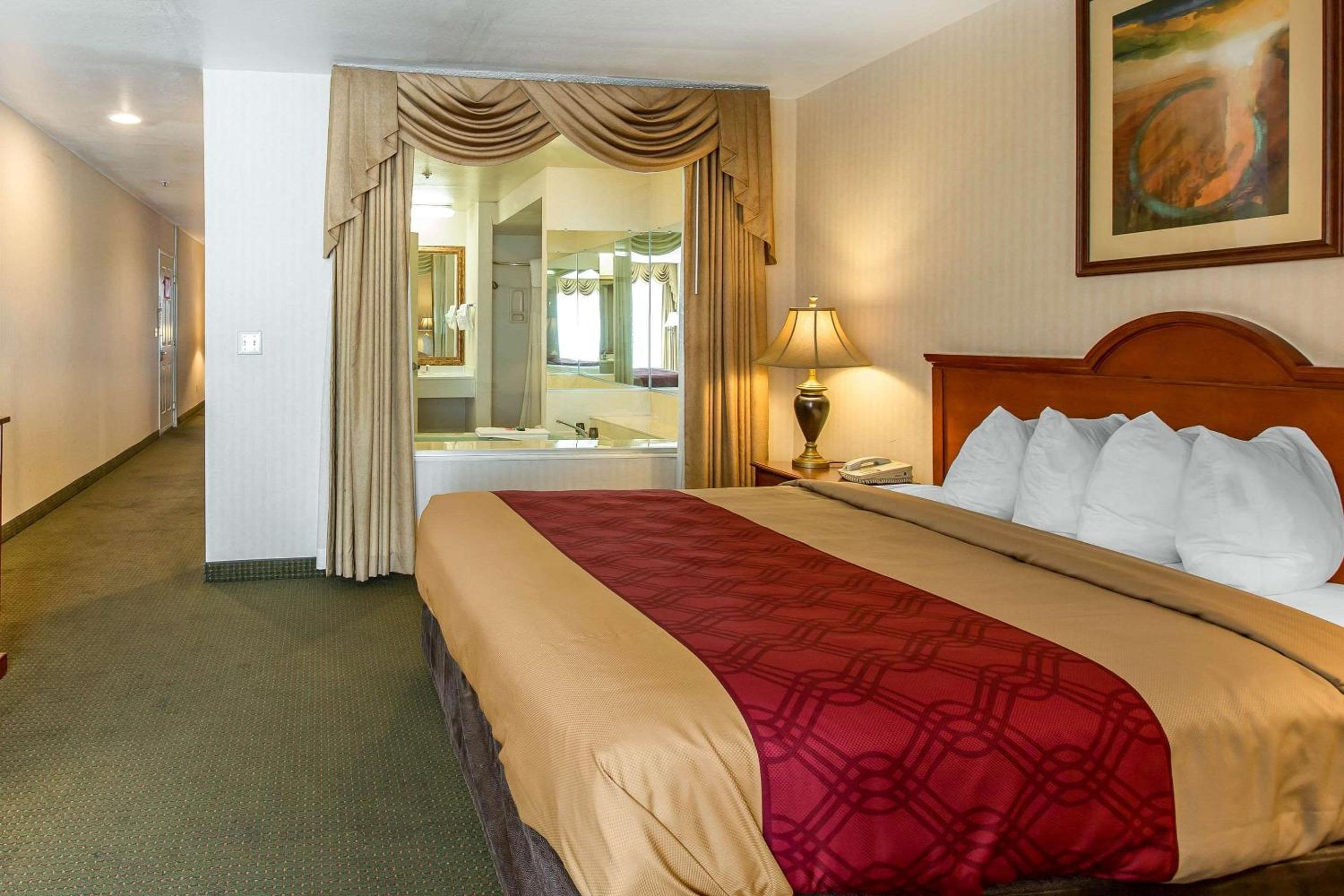 King Suite with Sofa Bed - Non-Smoking photo 3