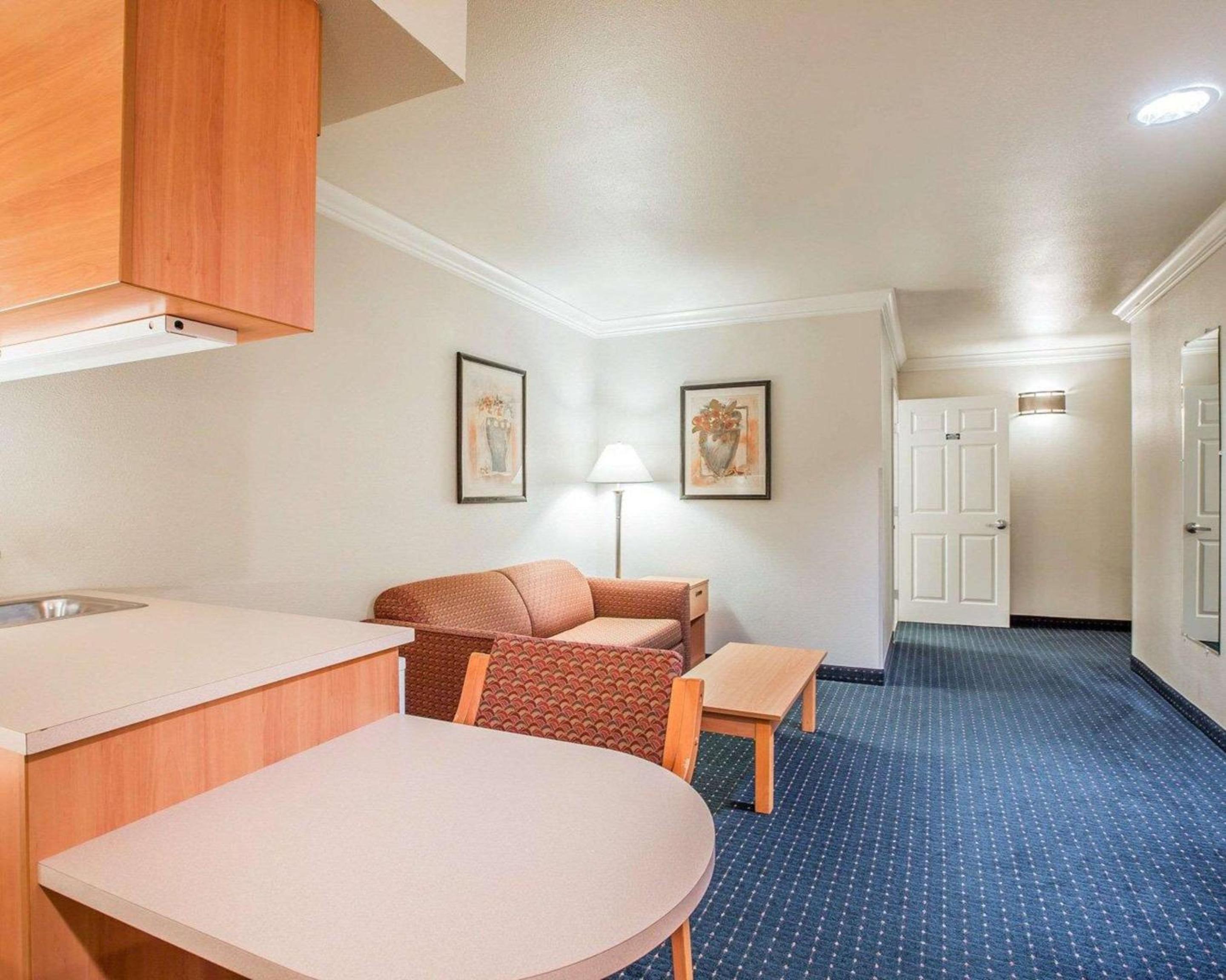 King Suite with Sofa Bed - Non-Smoking - Photo 2