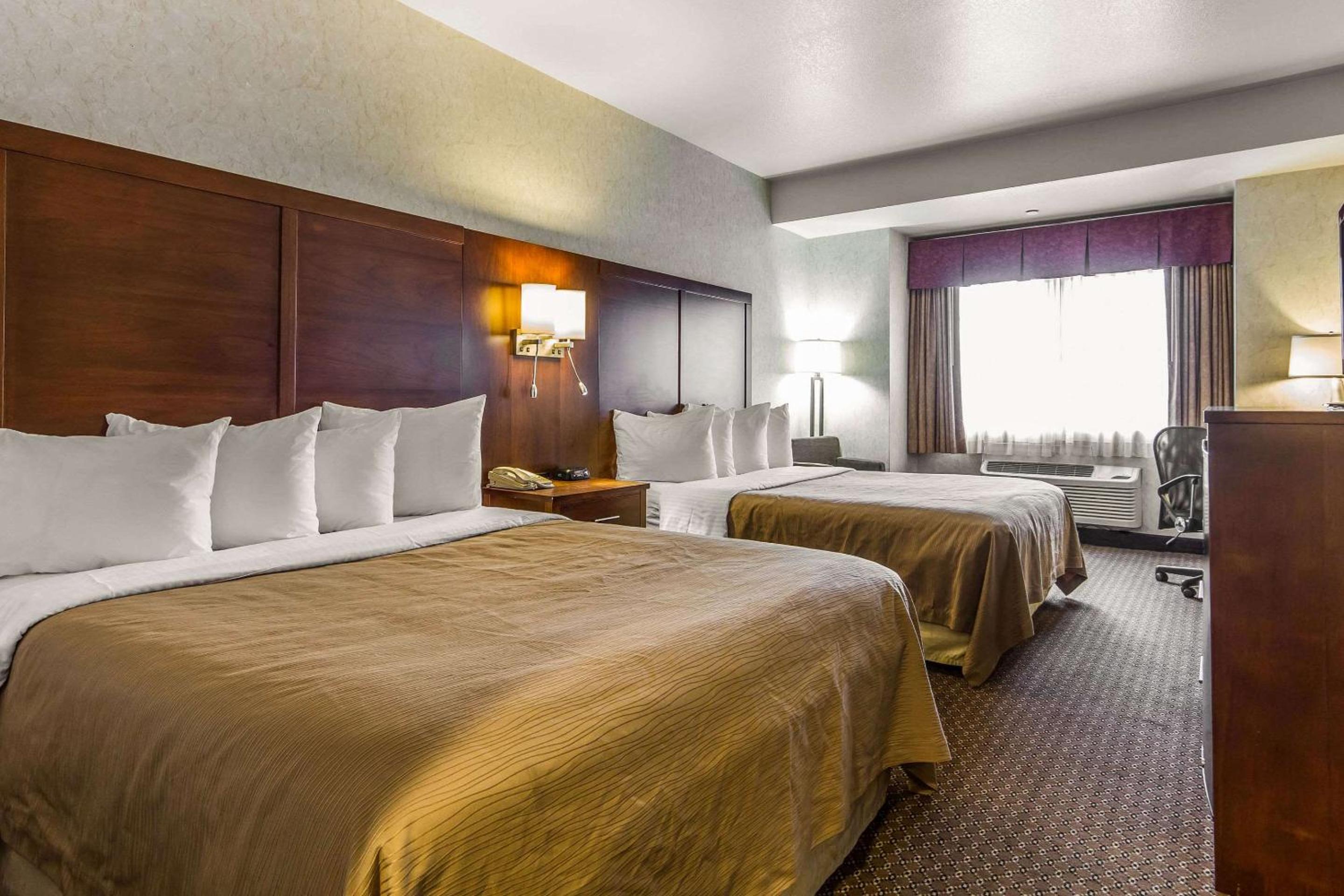 Queen Room With Two Queen Beds - Non-Smoking photo 3