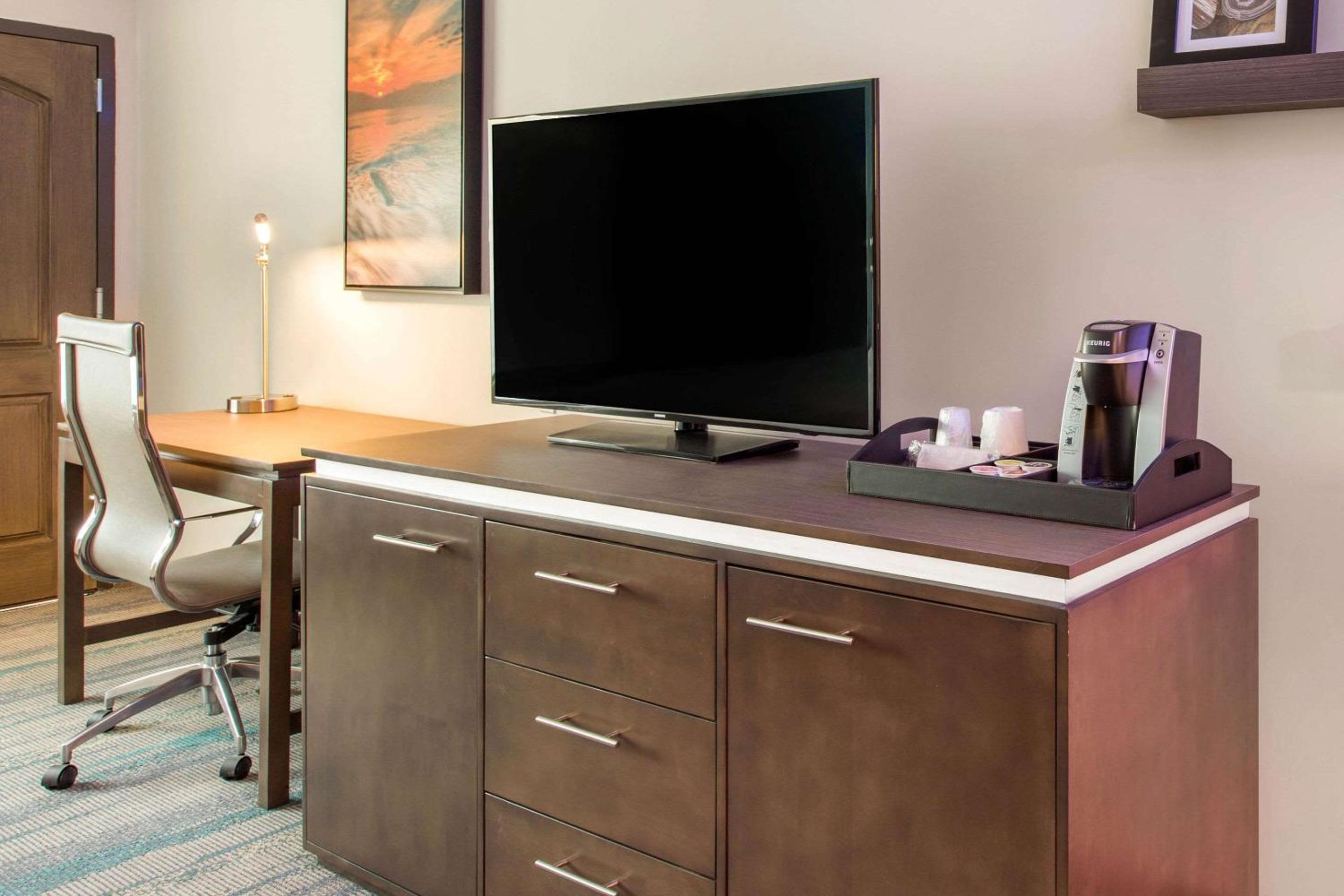 1 Bedroom Suite, 1 King Bed with Living and Dining Room, Non-Smoking - Photo 6