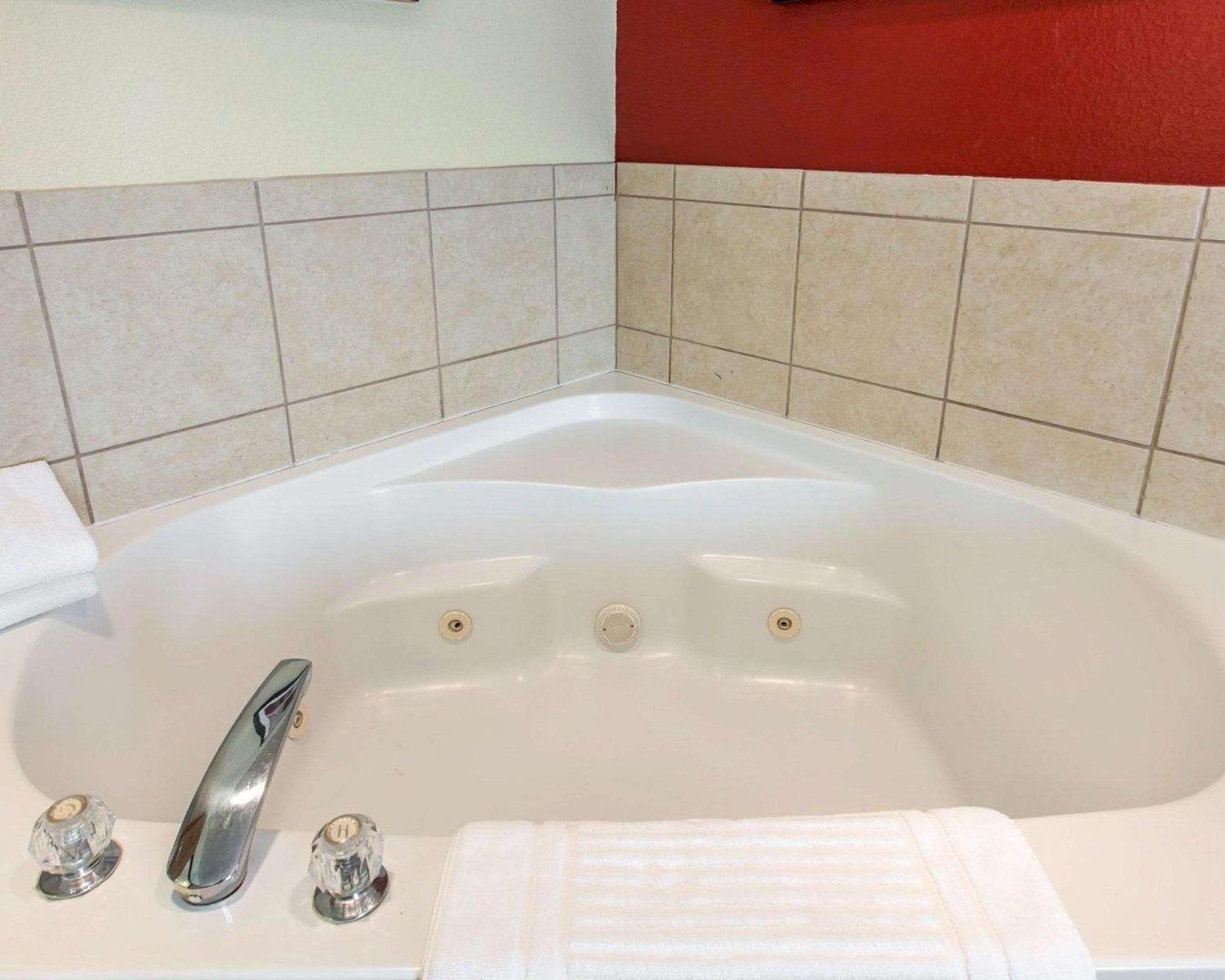 Superior King Suite with Hot Tub - Non-Smoking - Photo 2