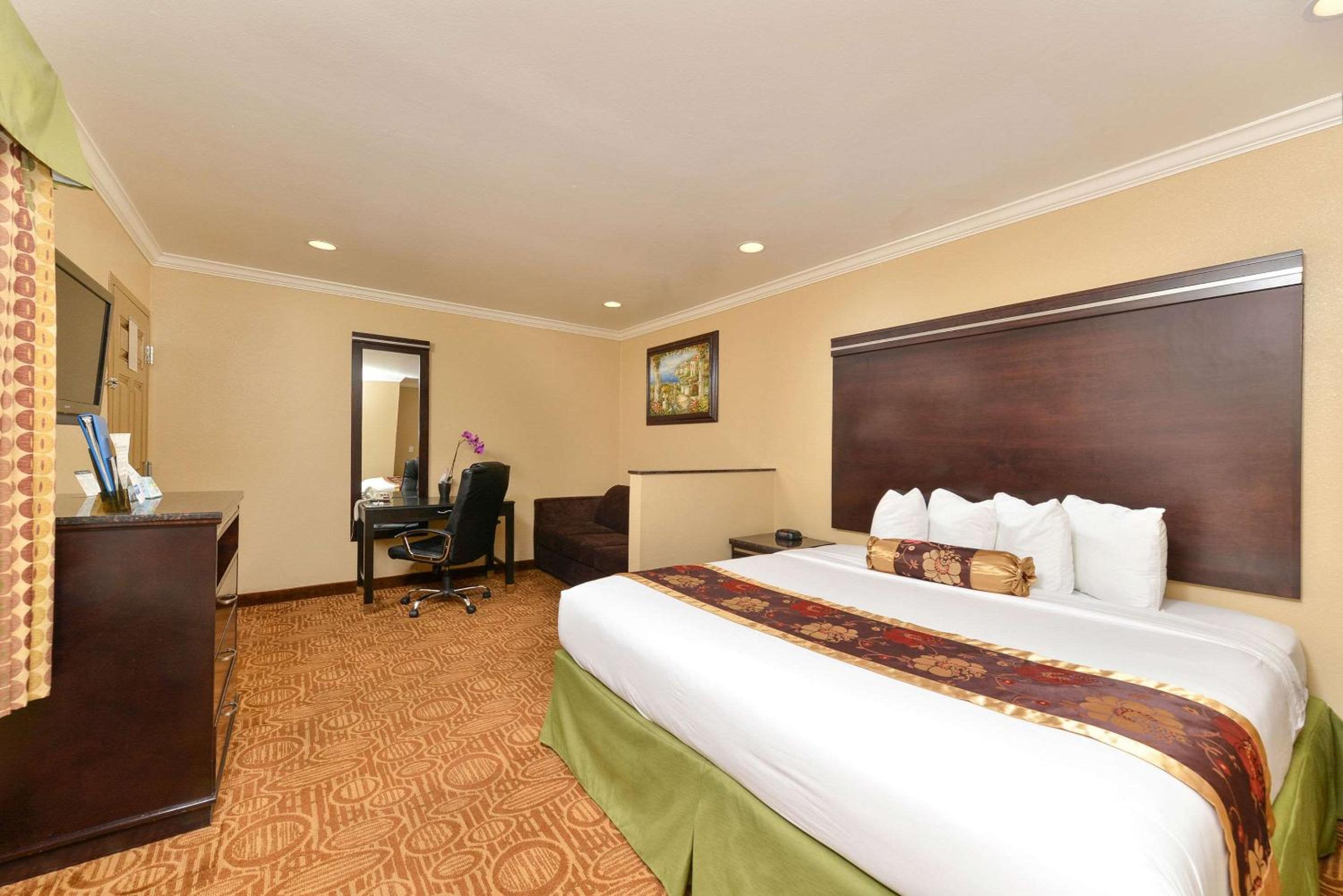 King Room with Sofabed - Non-Smoking
