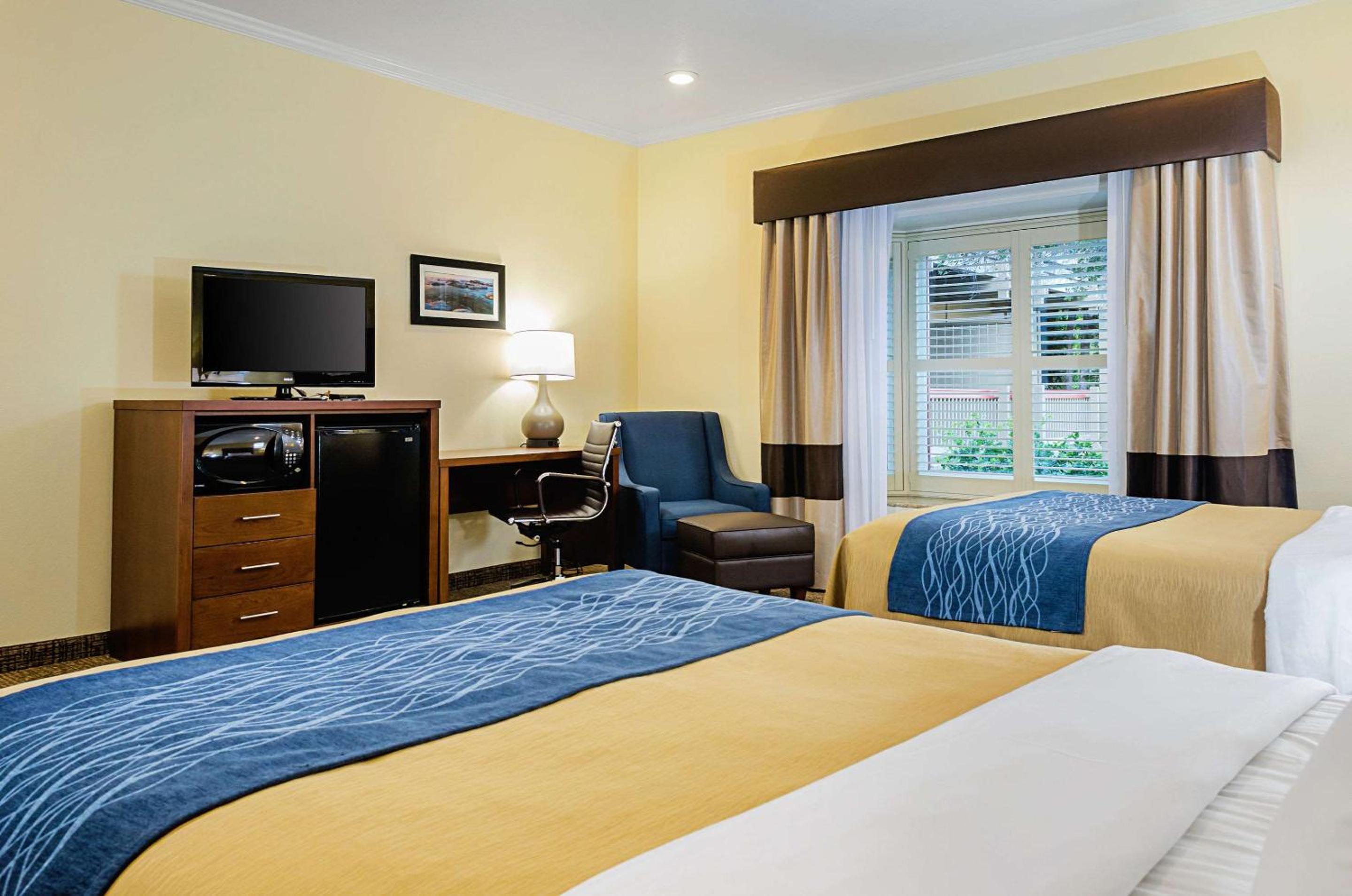 Queen Room with Two Queen Beds - Non-Smoking - Photo 5