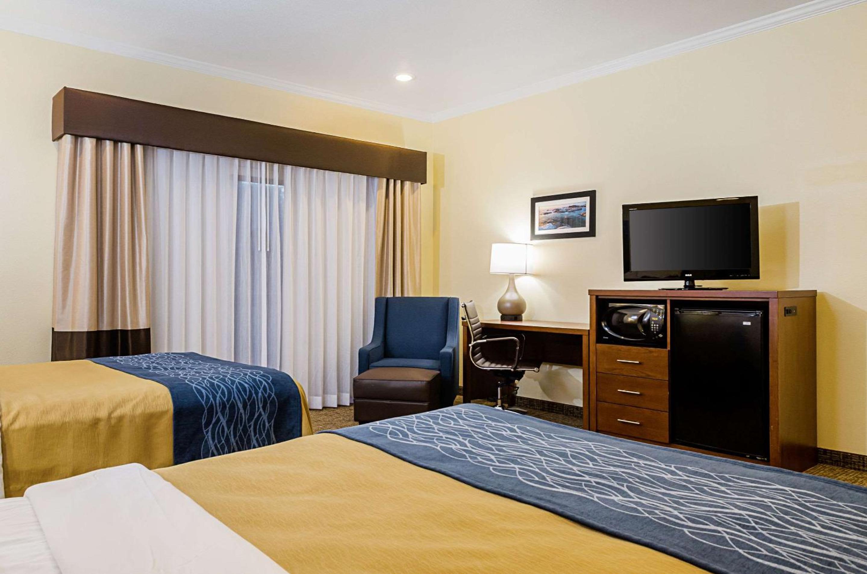 Queen Room with Two Queen Beds - Non-Smoking - Photo 6