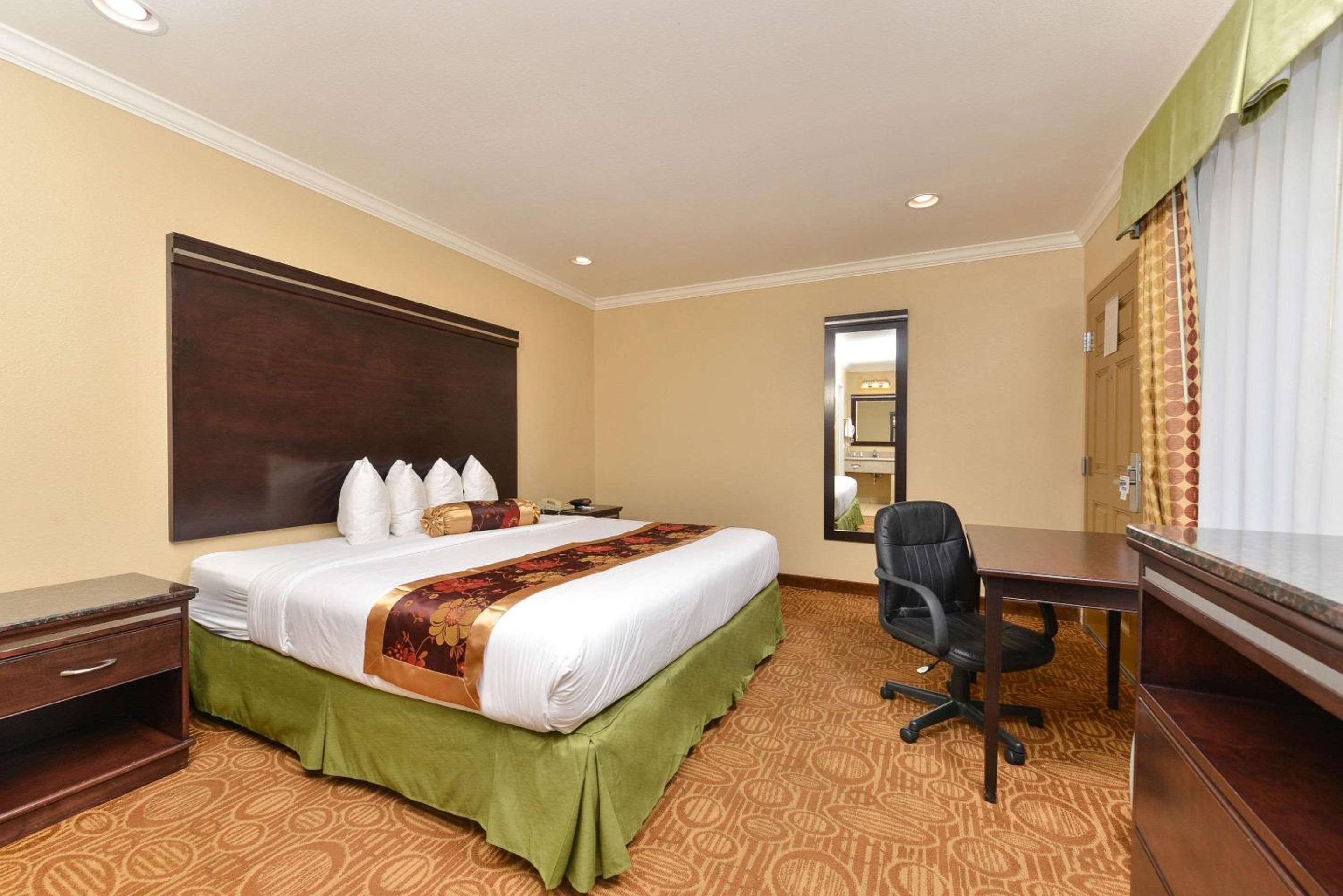 King Room - Non-Smoking - Photo 1