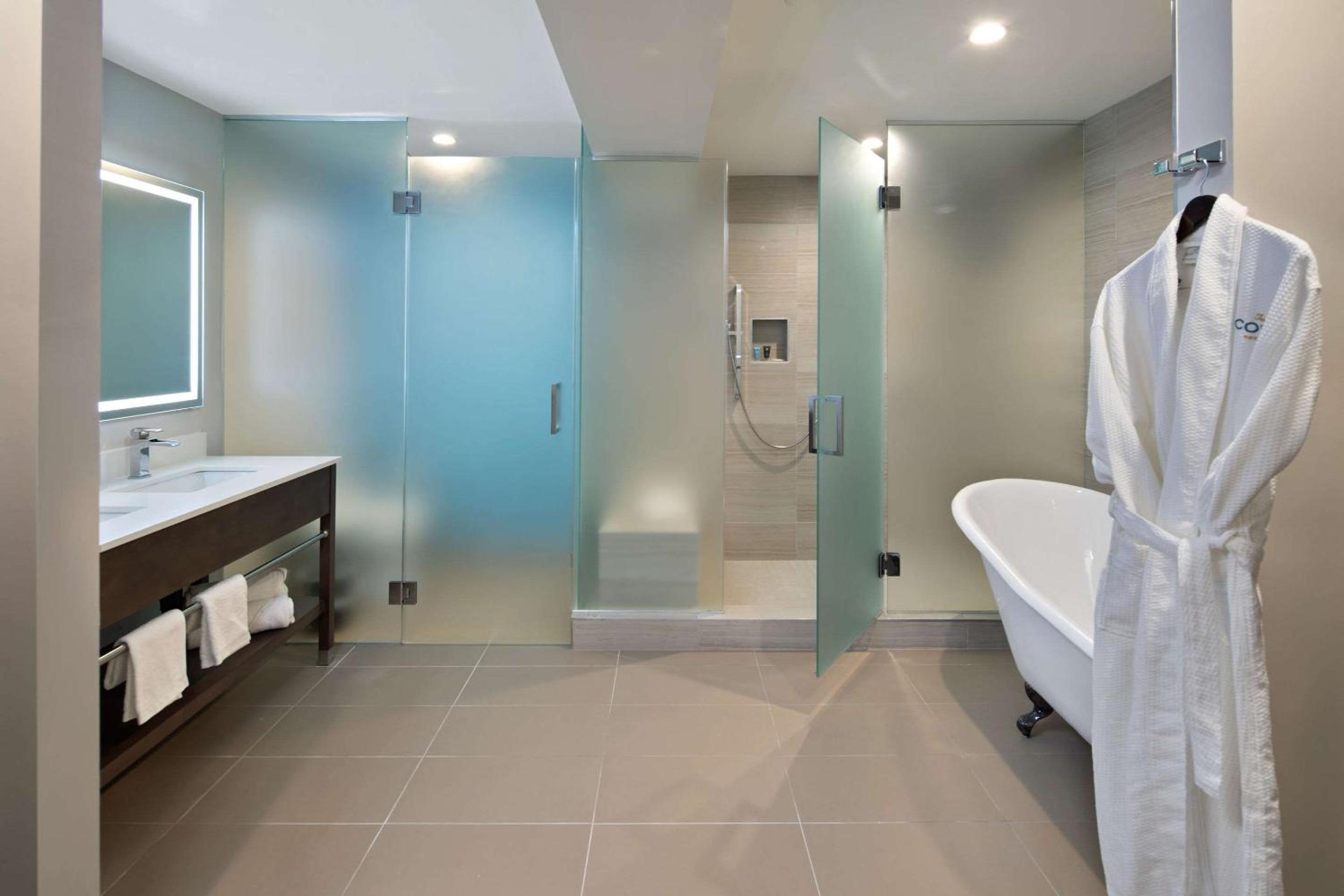 1 Bedroom Suite, 1 King Bed with Living and Dining Room, Non-Smoking - Photo 7