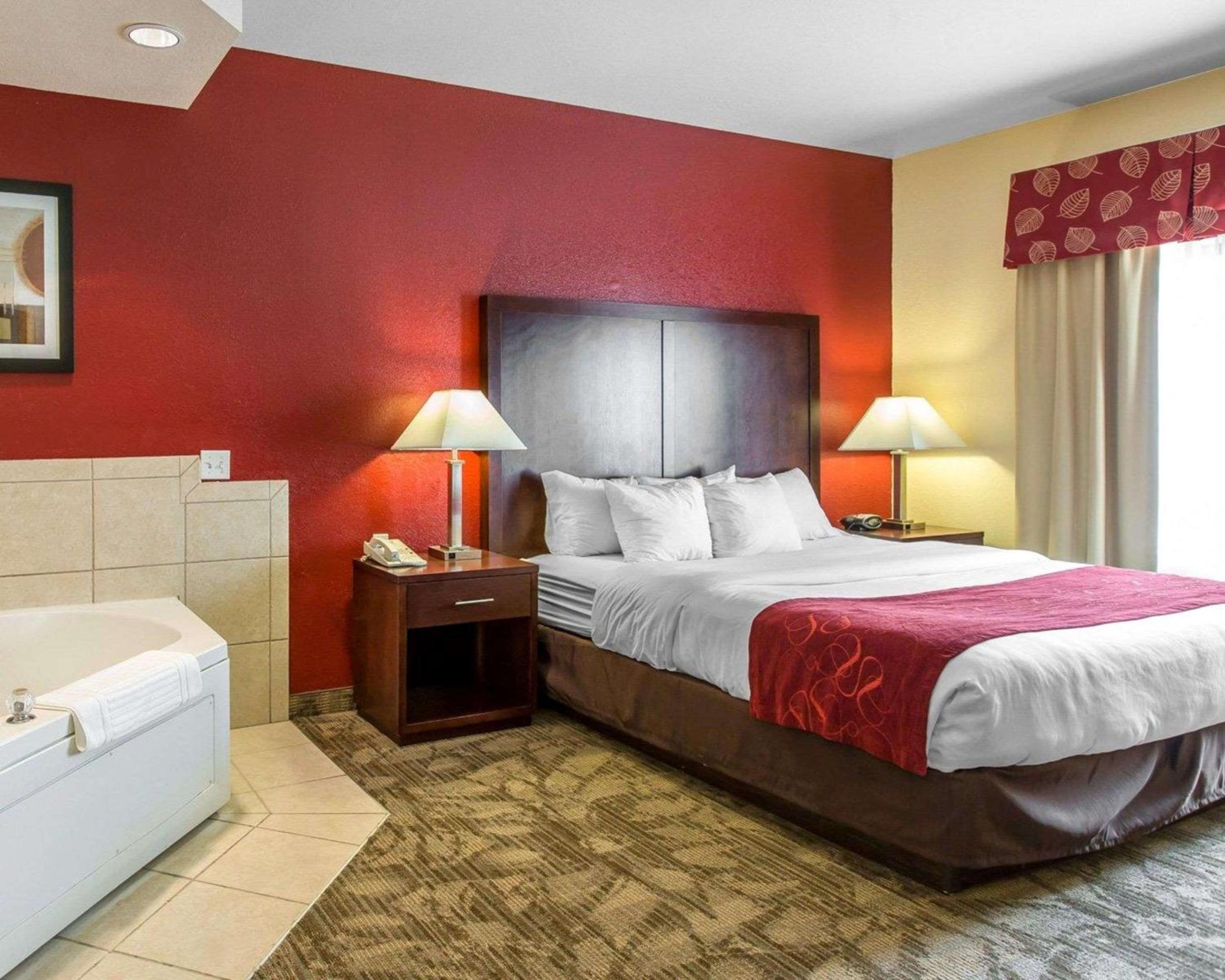 Superior King Suite with Hot Tub - Non-Smoking - Photo 3