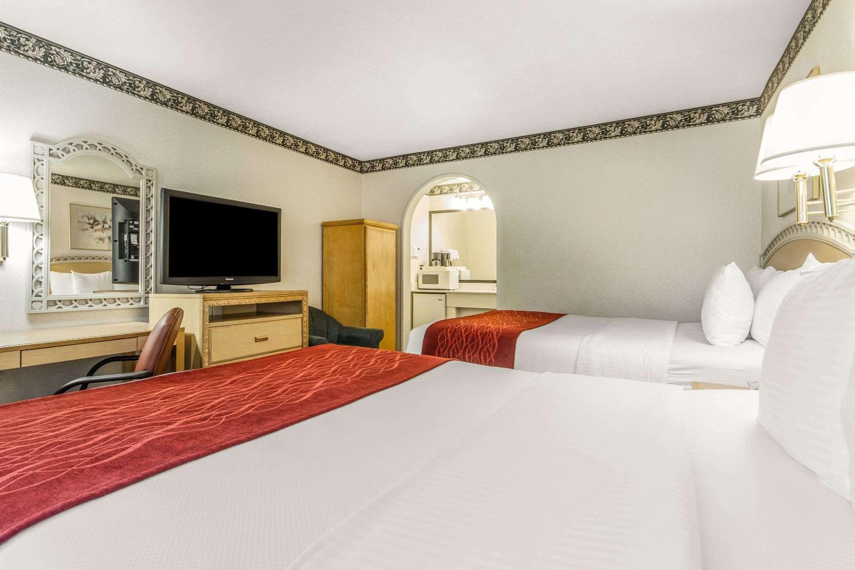Queen Room with Two Queen Beds - Non-Smoking - Photo 2