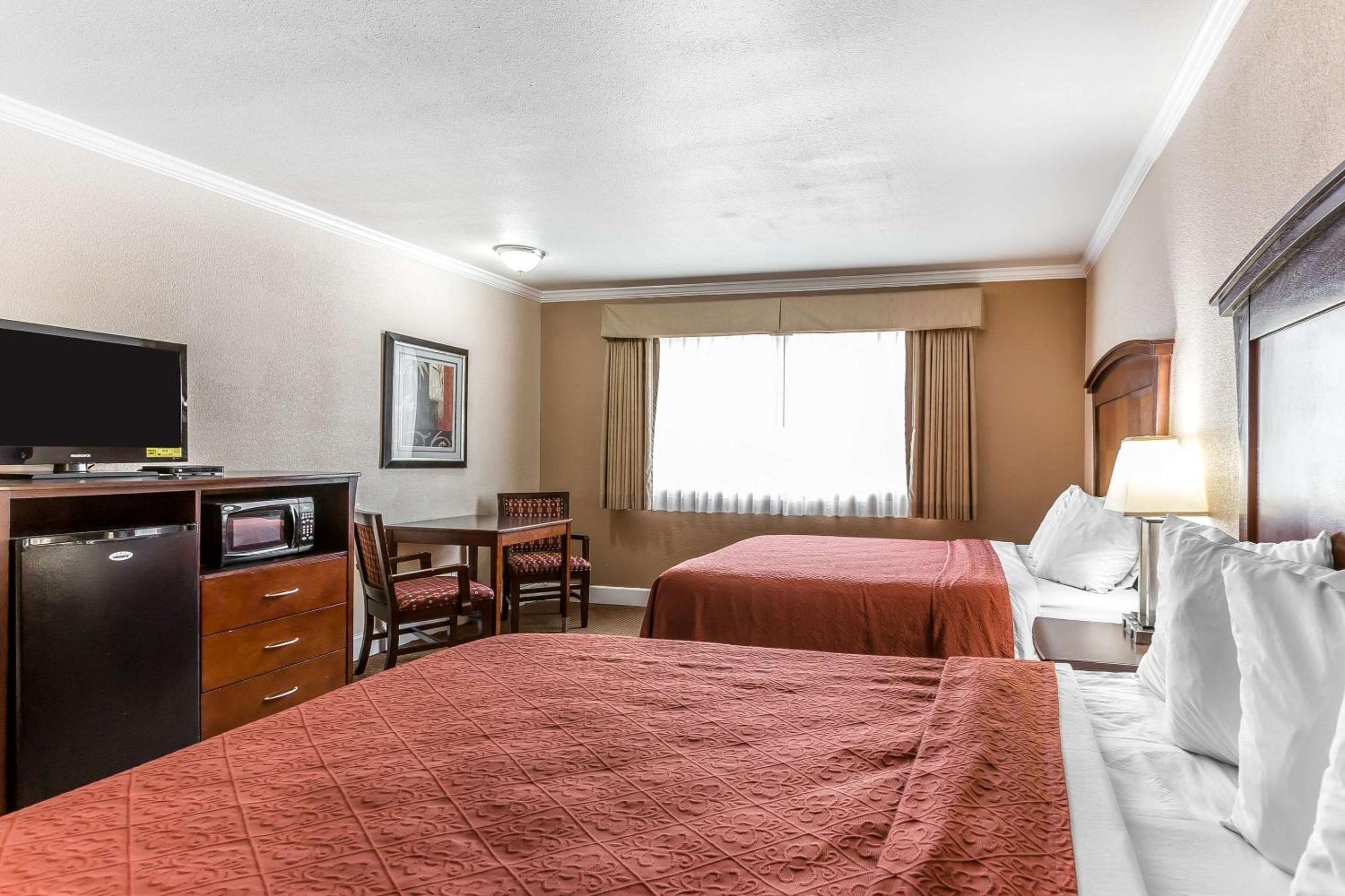 Standard Queen Room with Two Queen Beds - Non-Smoking - Photo 1