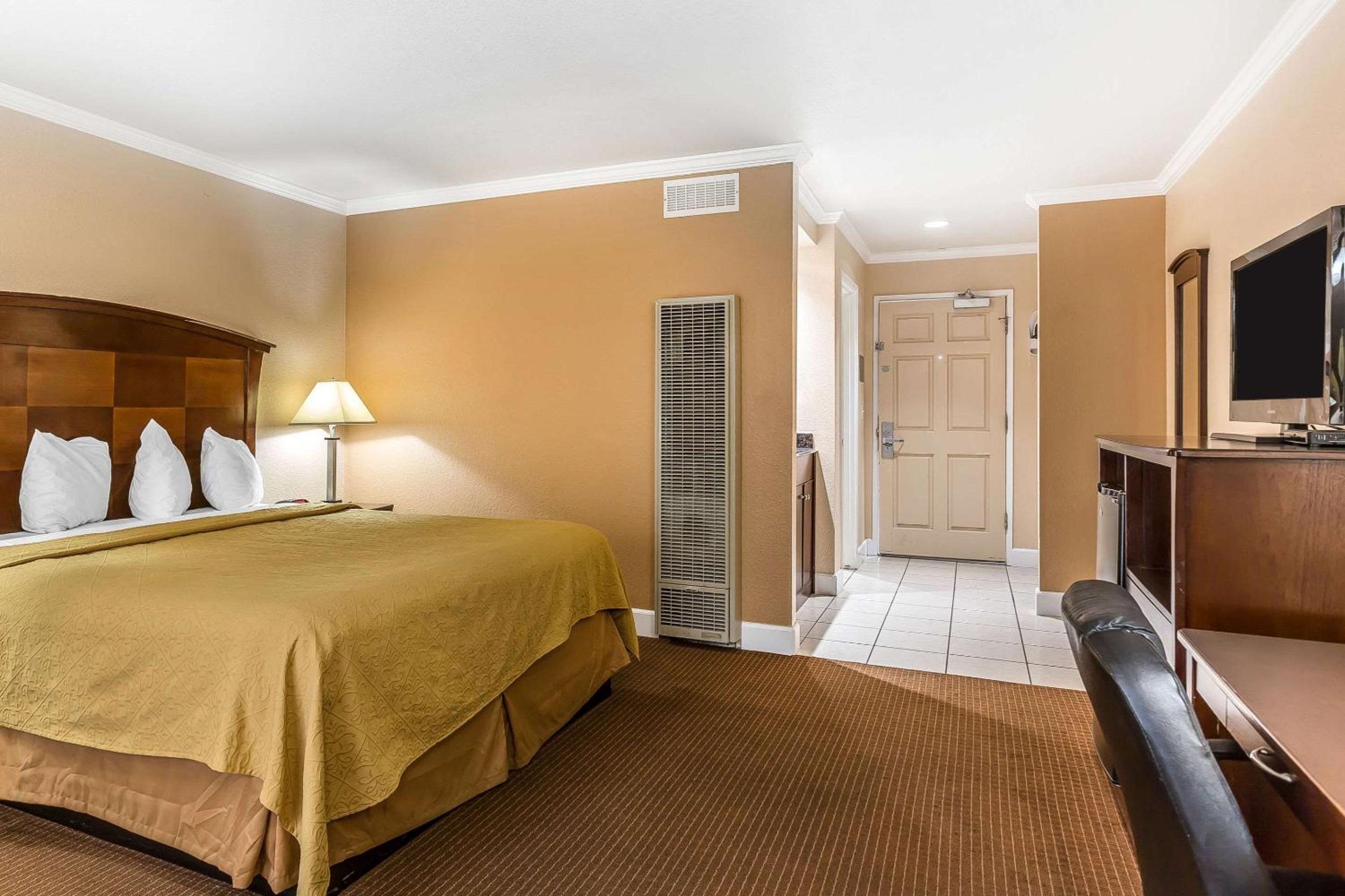 King Room - Accessible/Non-Smoking - Photo 1