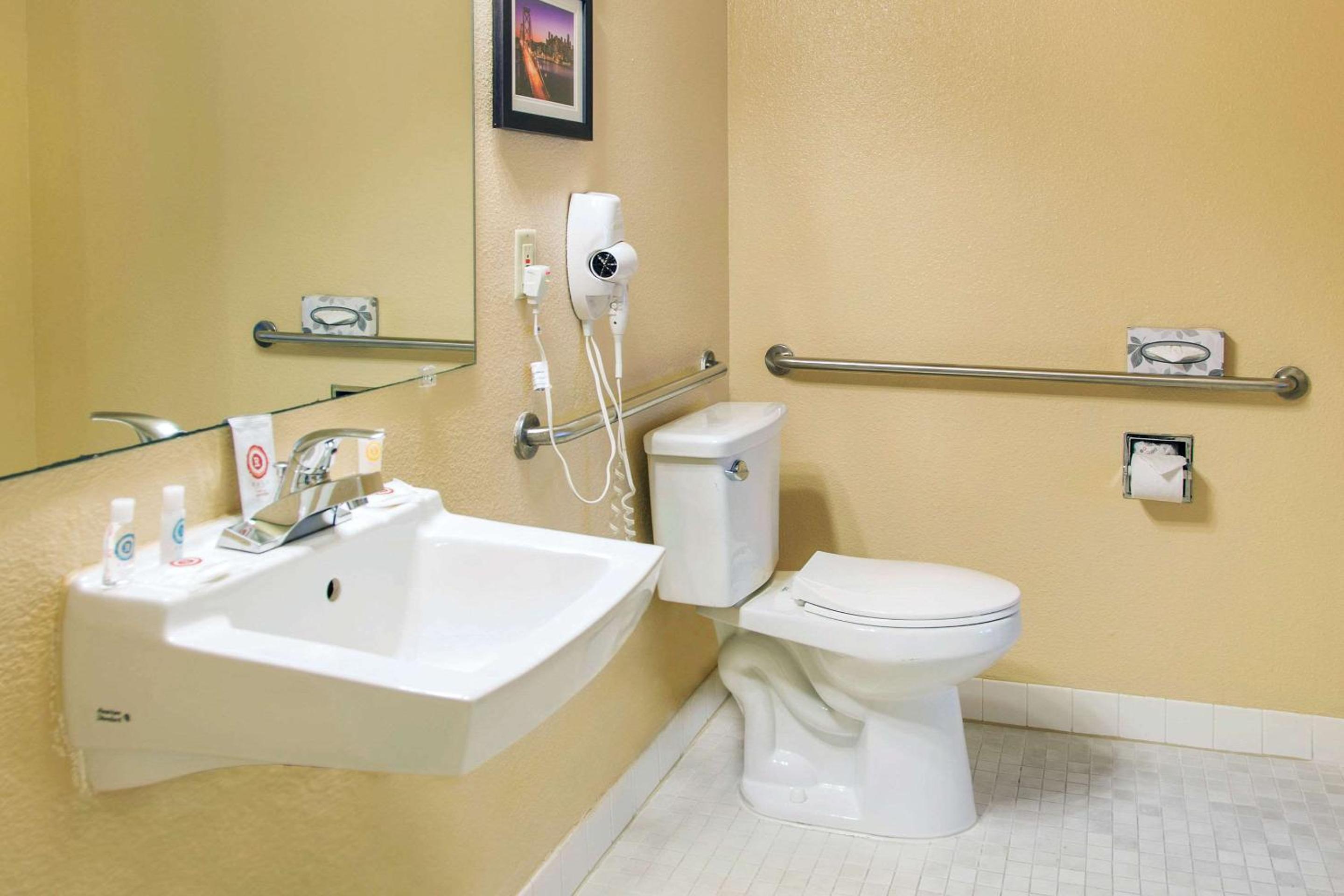 King Room - Accessible/Non-Smoking - Photo 4