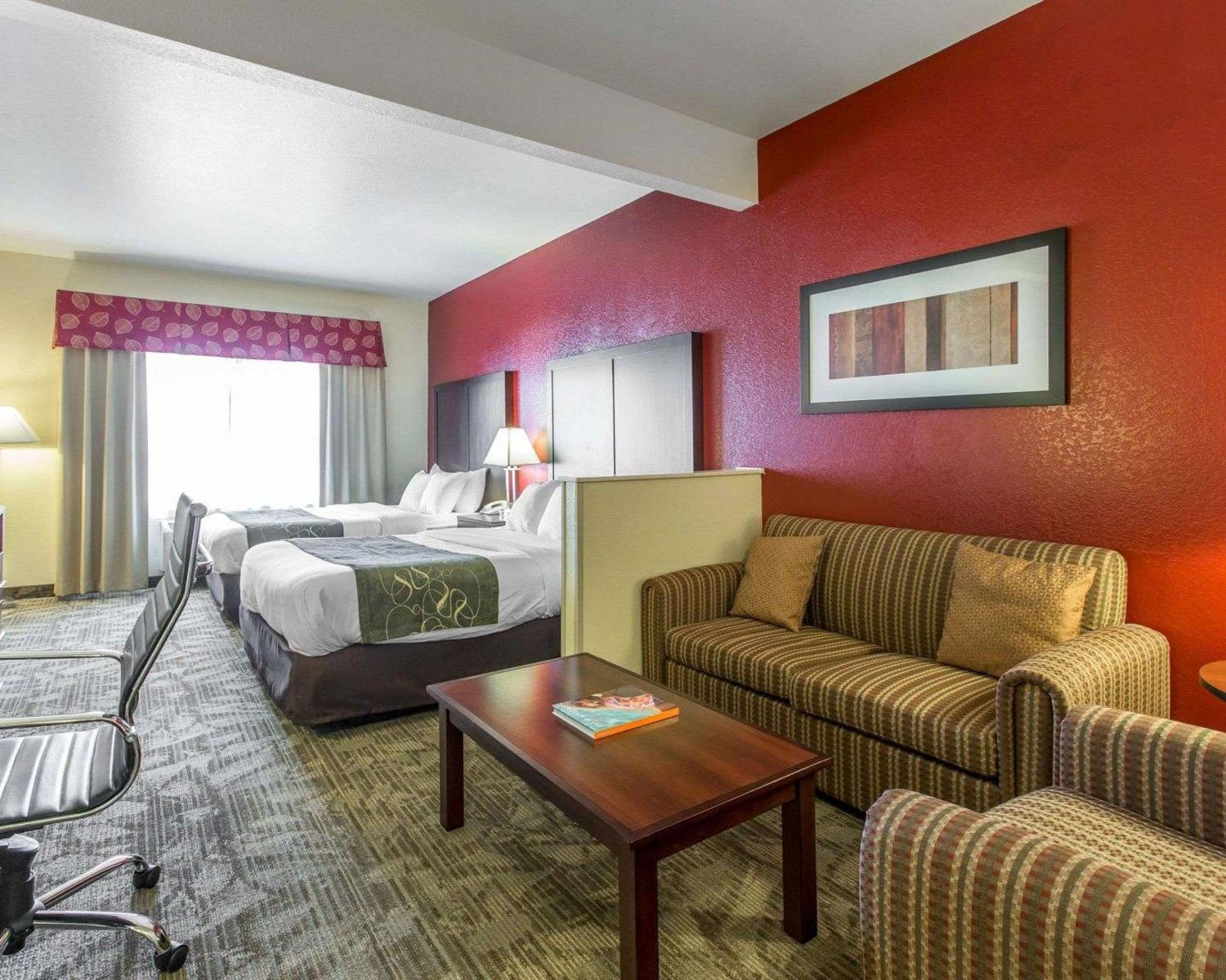 Queen Suite with 2 Queen Beds and Sofa Bed, Non Smoking - Photo 4