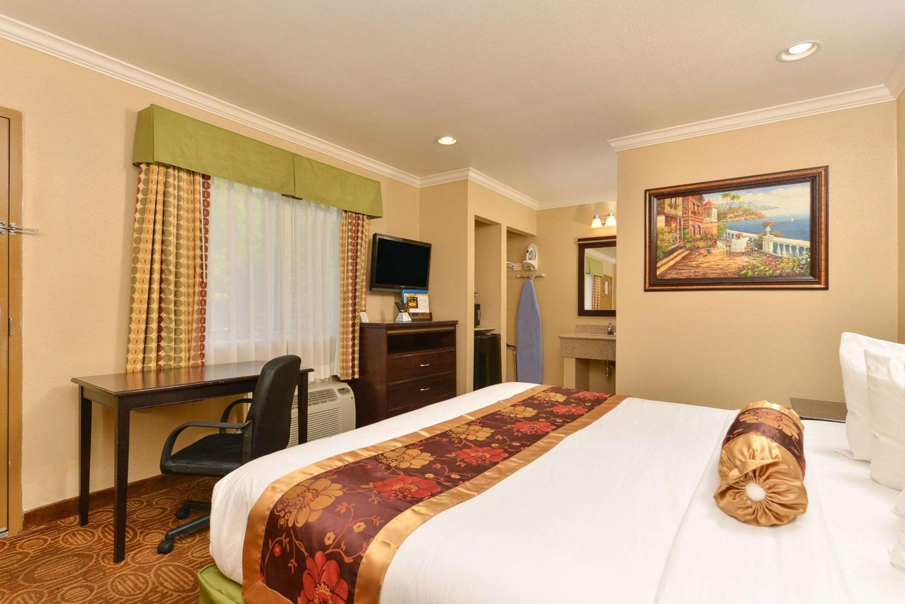 King Room - Non-Smoking - Photo 3
