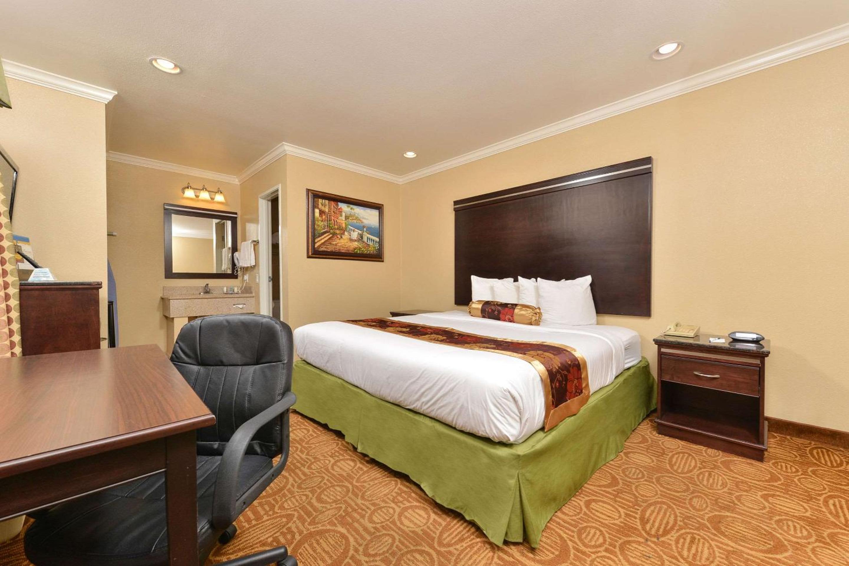 King Room - Non-Smoking - Photo 2