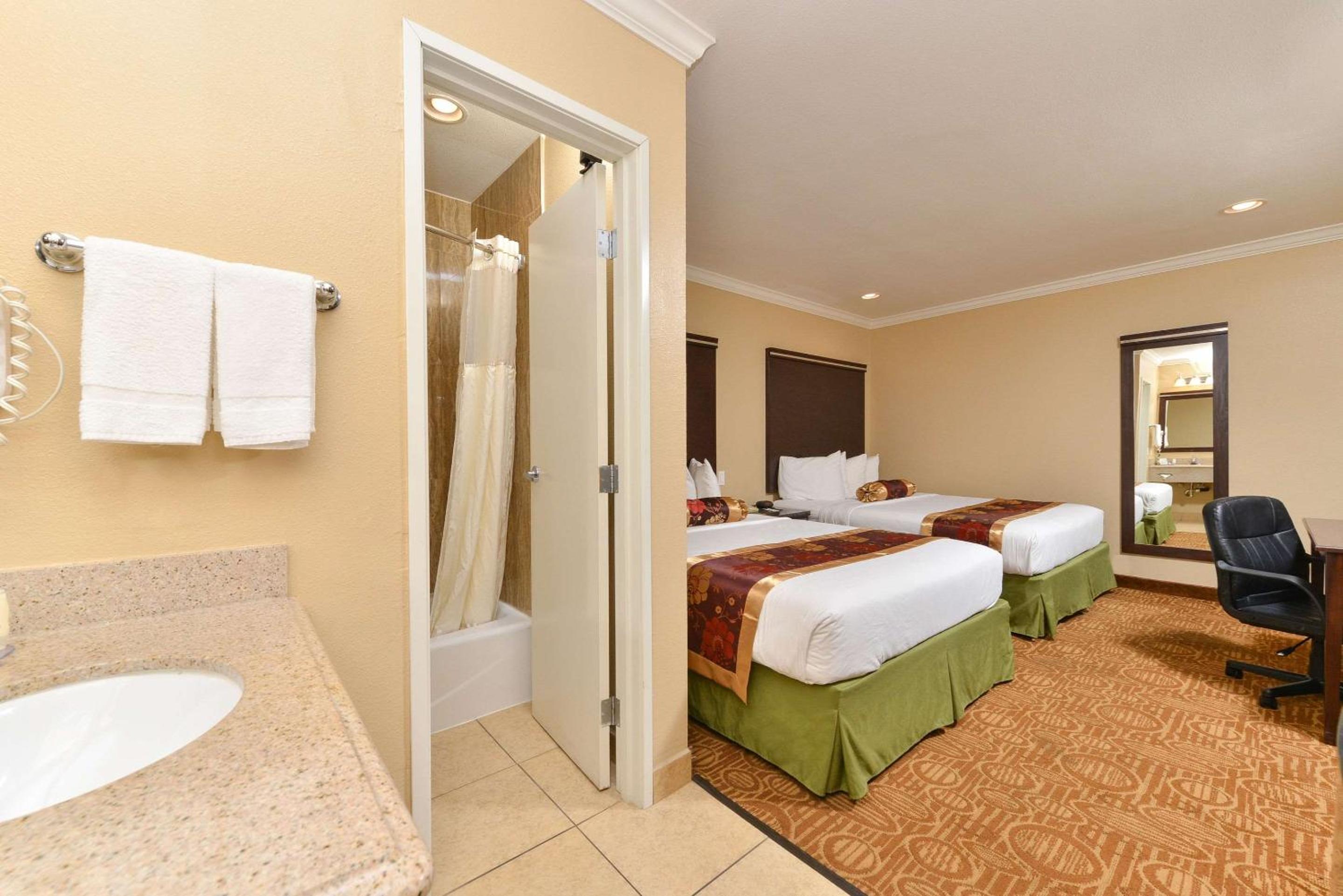 Queen Room with Two Queen Beds - Non-Smoking - Photo 4
