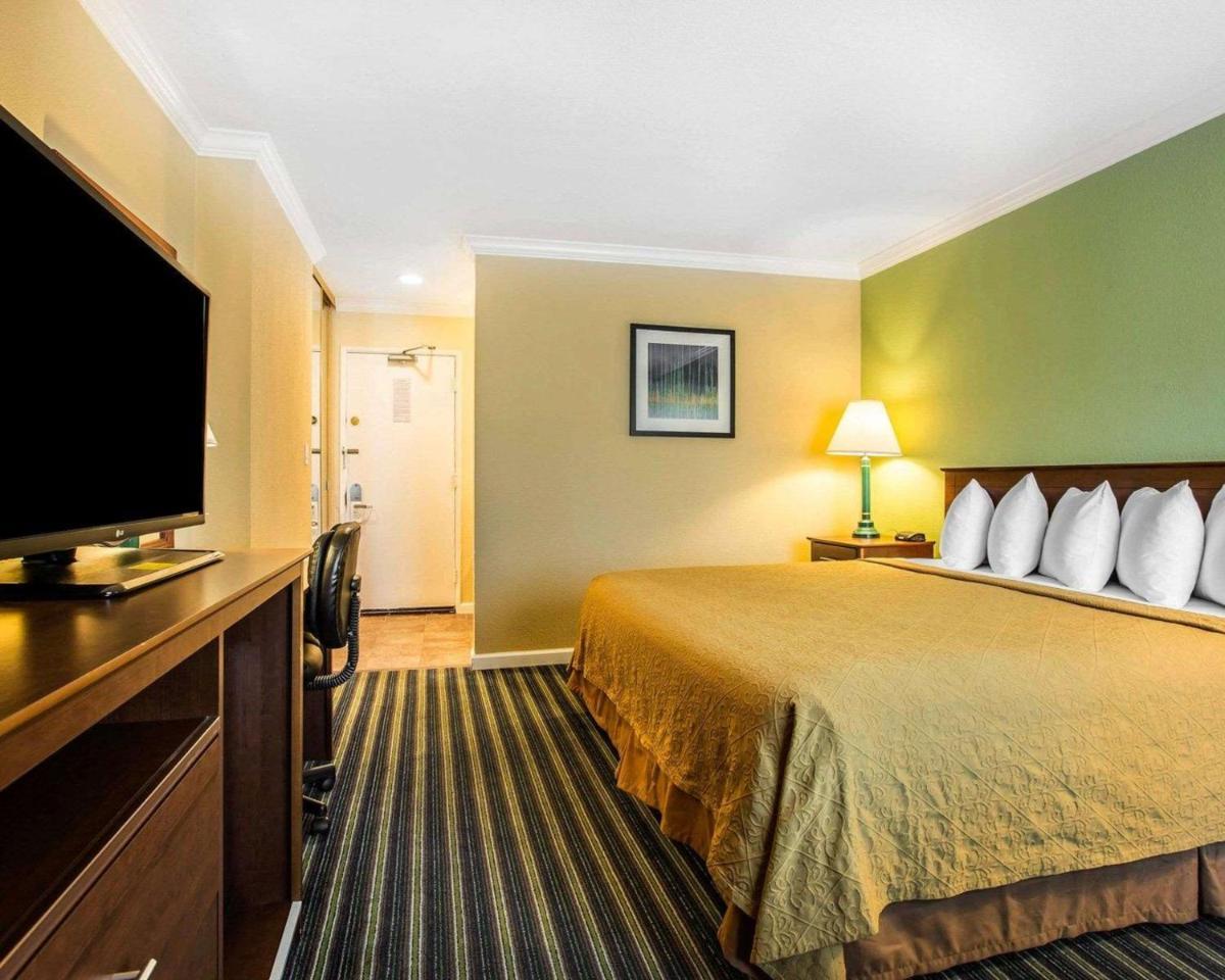 Standard King Room - Non-Smoking  photo 1