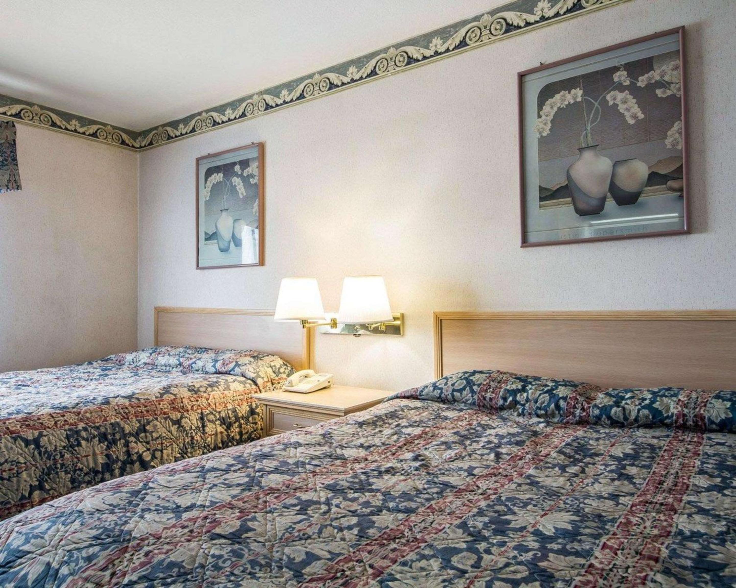 Non-Smoking Double Queen Room - Photo 3