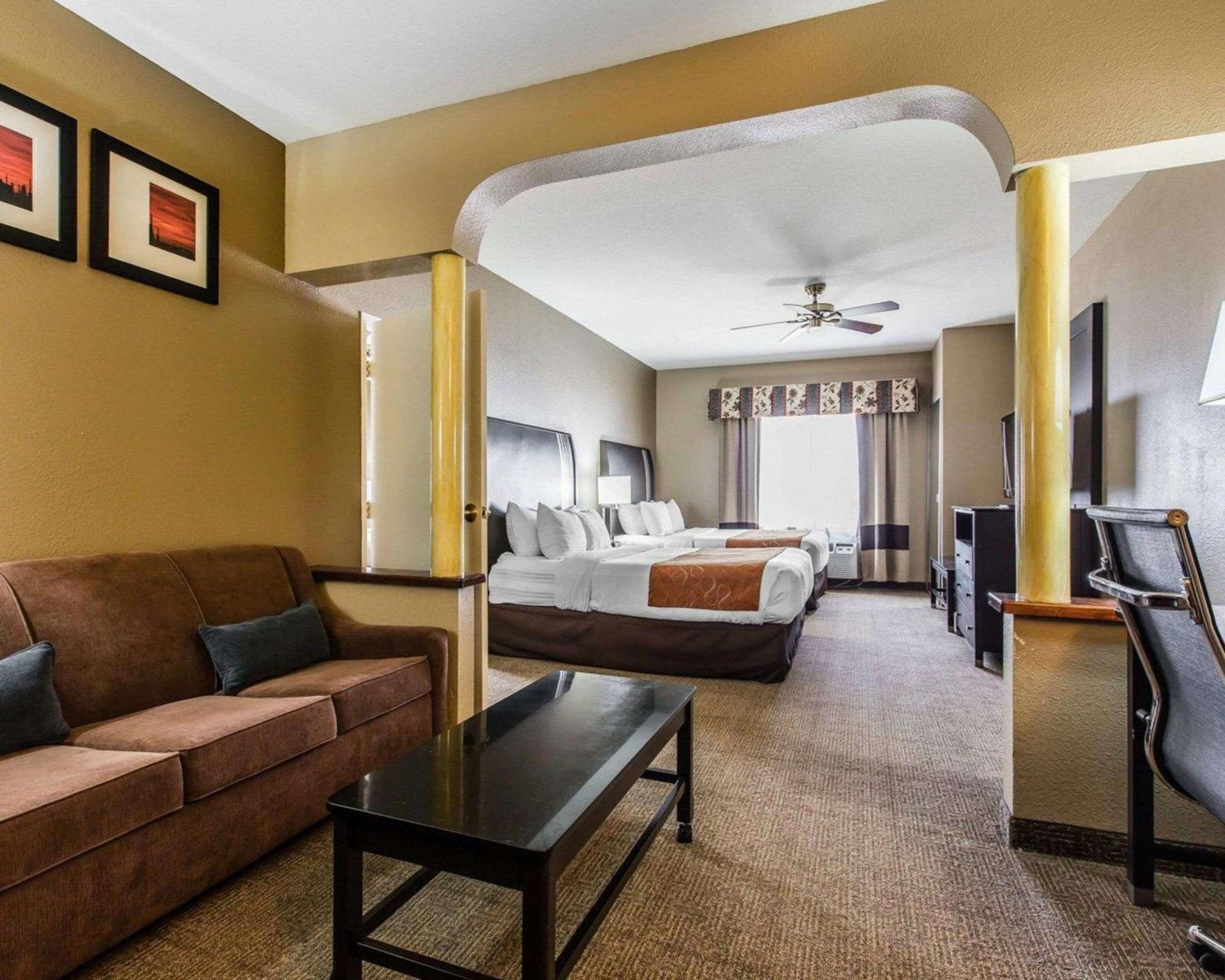 Queen Room with Two Queen Beds - Non-Smoking - Photo 4