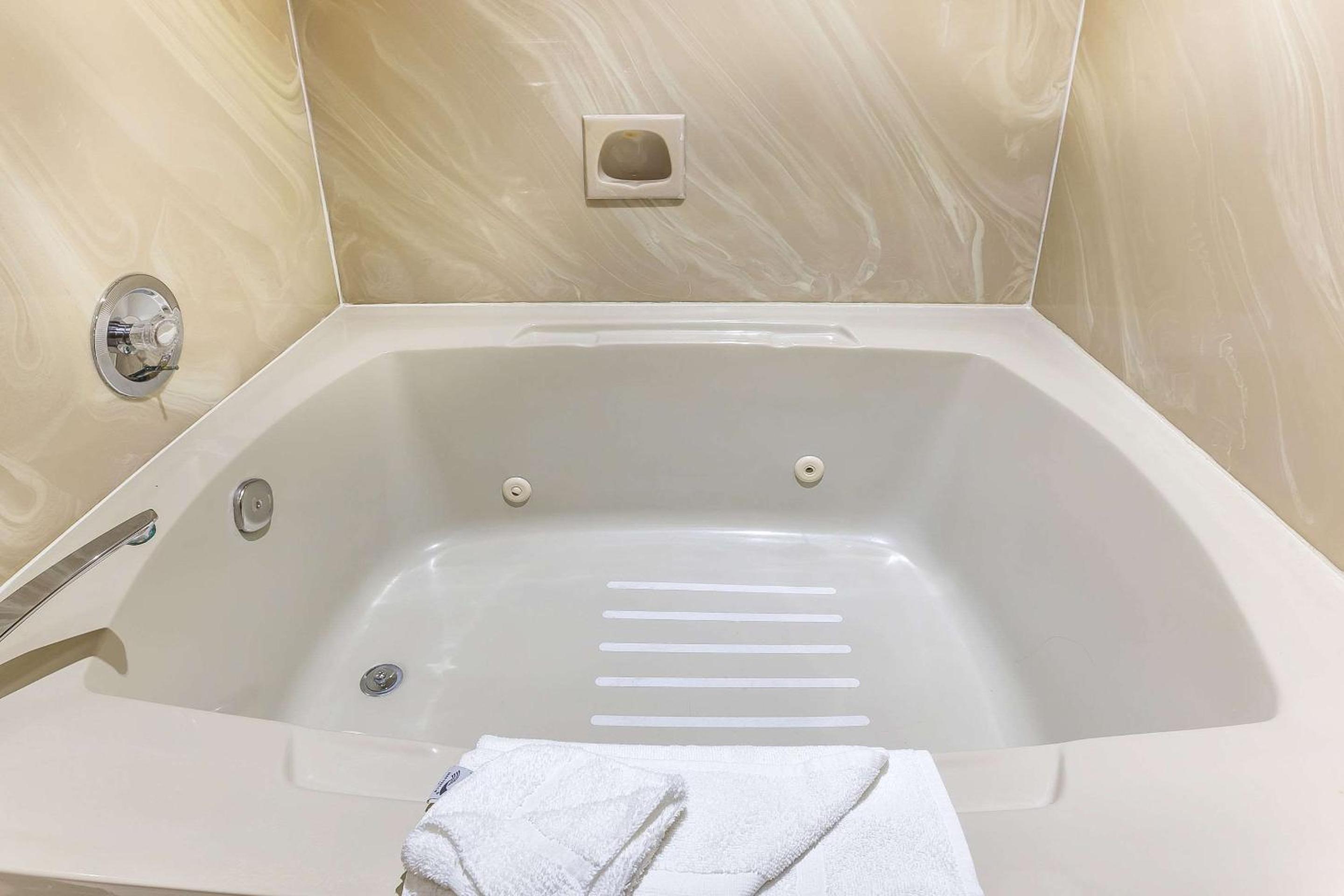 King Room with Spa Bath - Non-Smoking - Photo 2