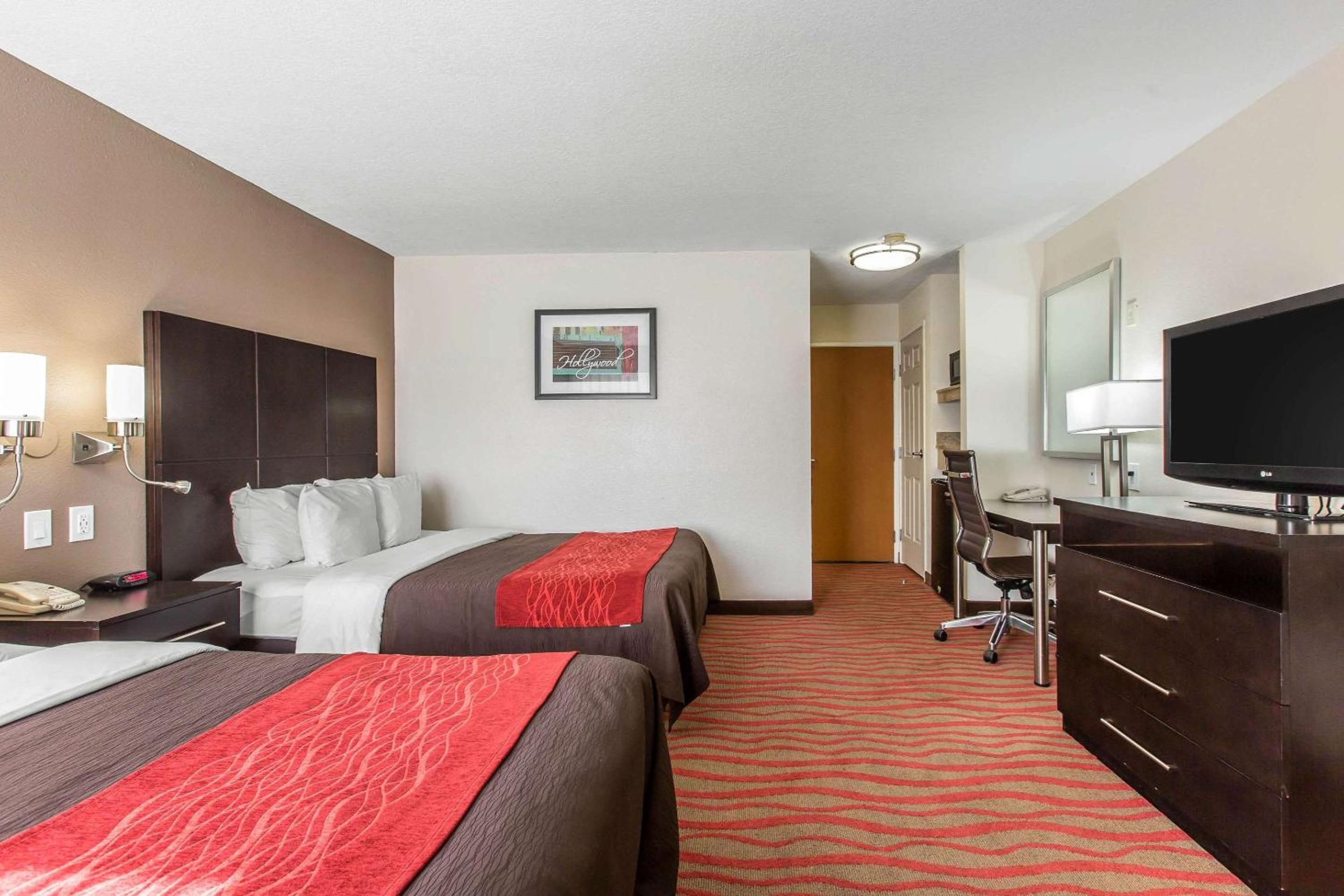 Standard Queen Room with Two Queen Beds - Non-Smoking photo 2