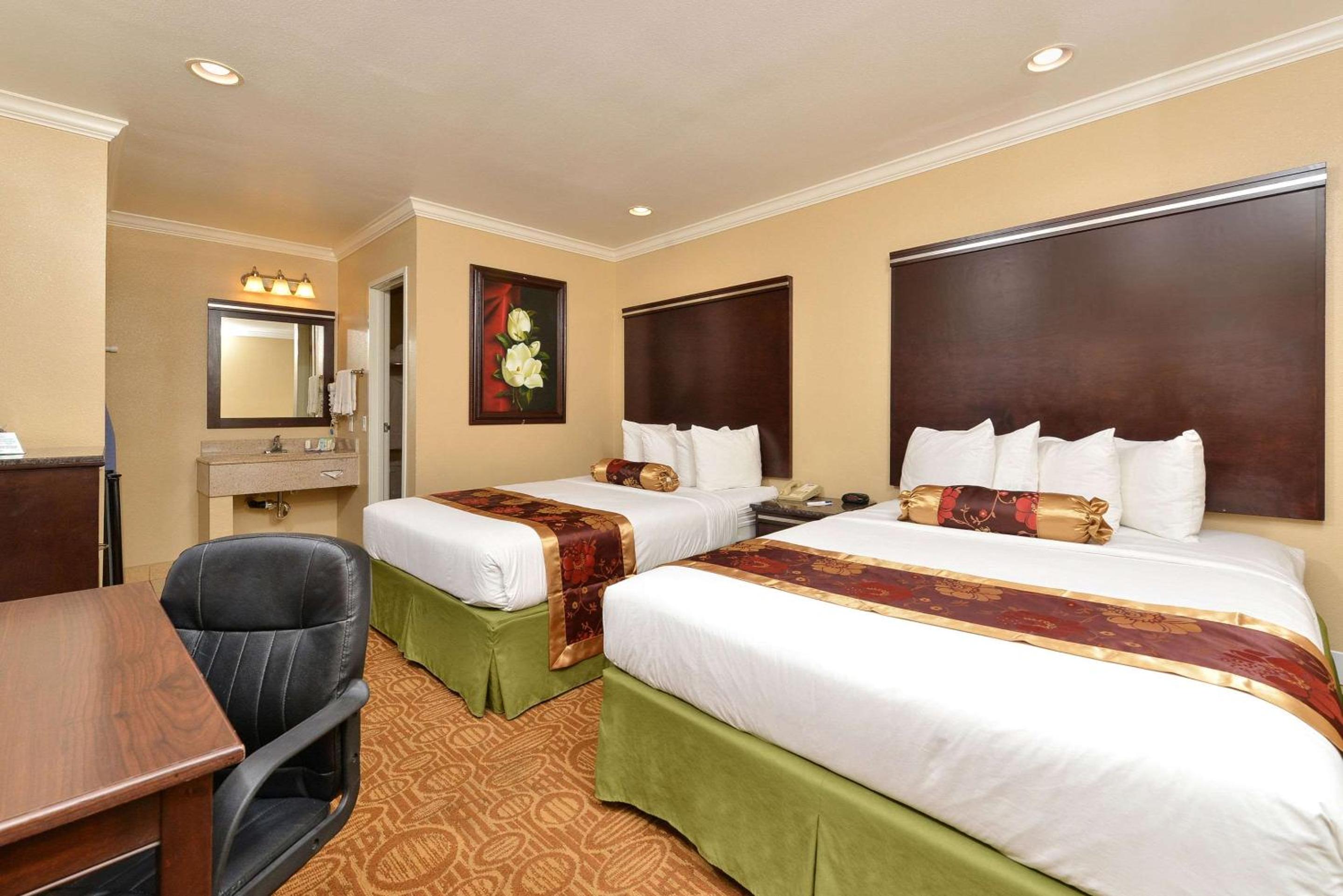 Queen Room with Two Queen Beds - Non-Smoking - Photo 1