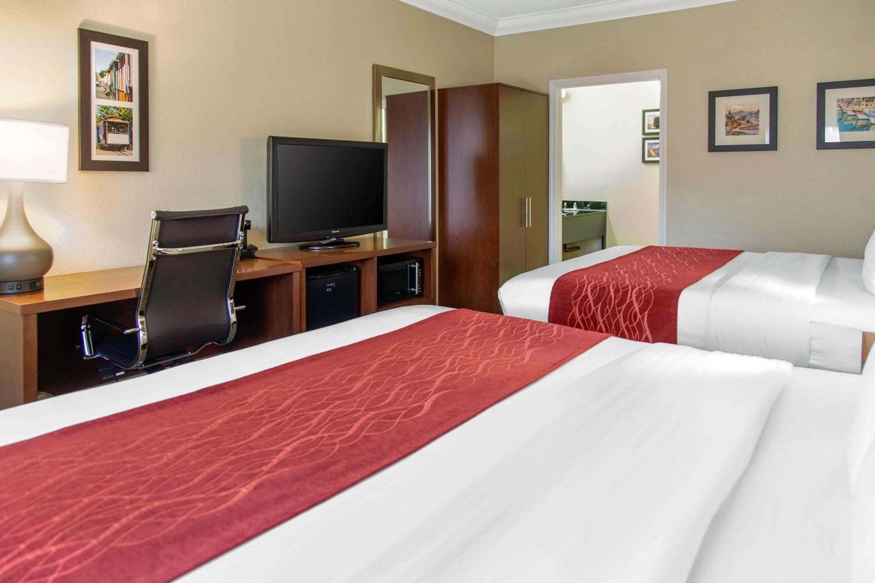 King Room with Two King Beds - Photo 5