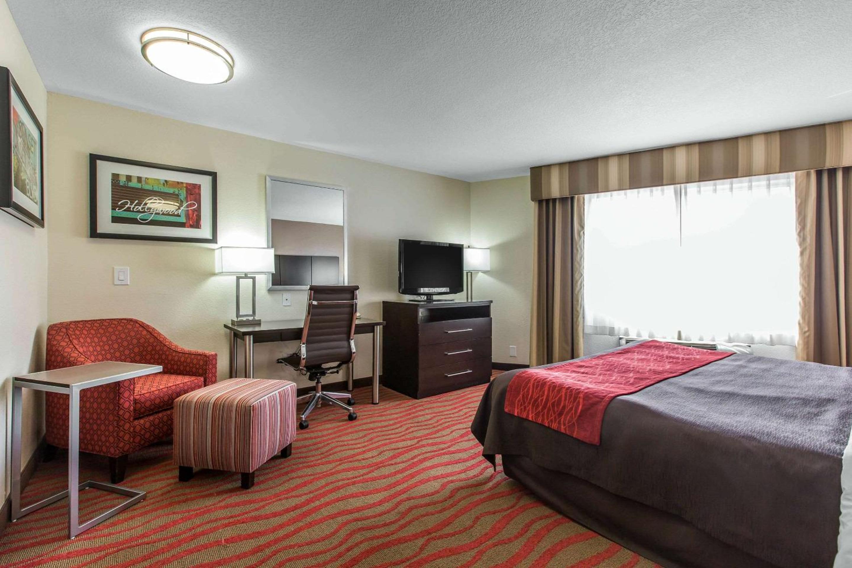 Standard King Room with Roll-in Shower - Accessible/Non-Smoking photo 2