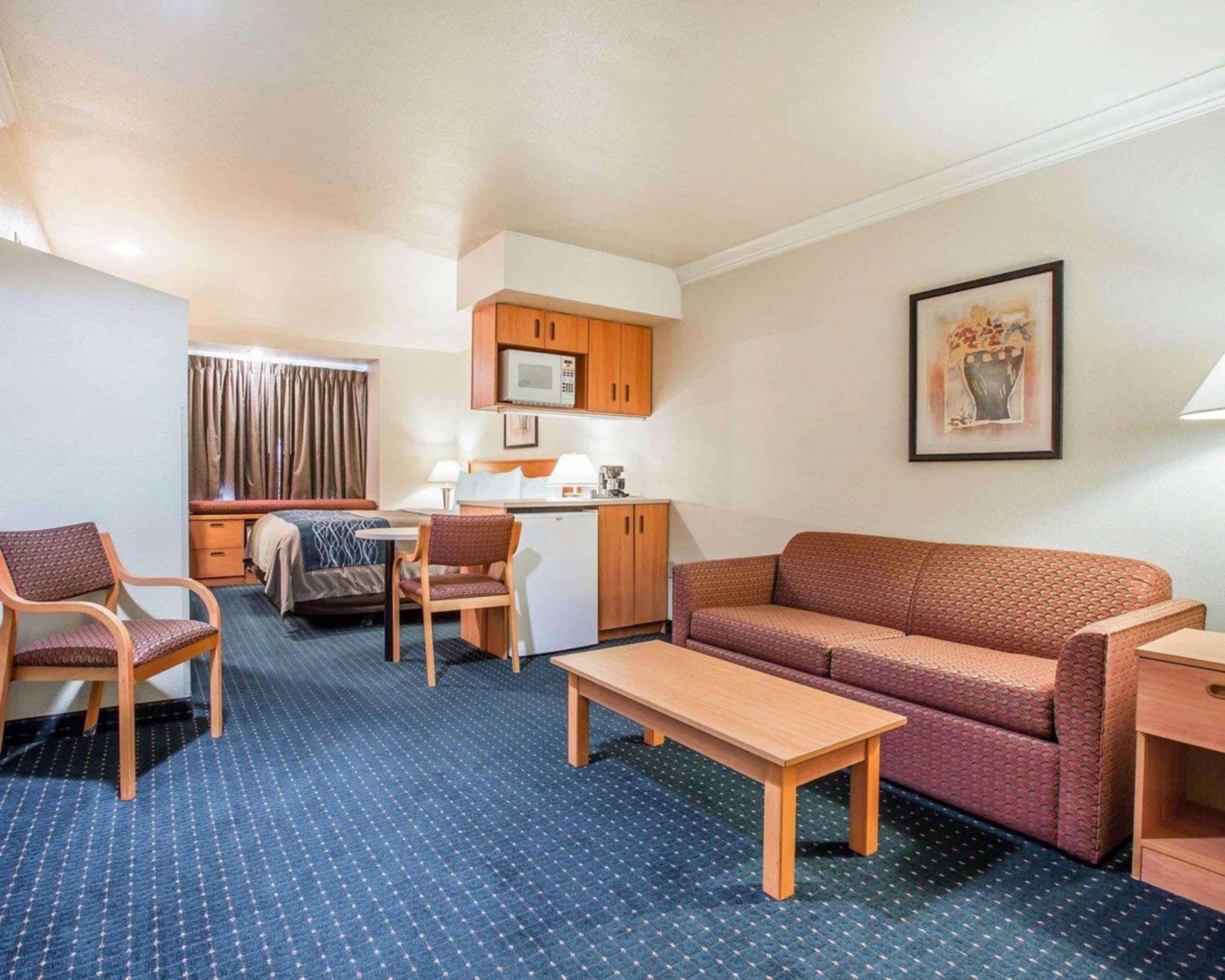 King Suite with Sofa Bed - Non-Smoking - Photo 4